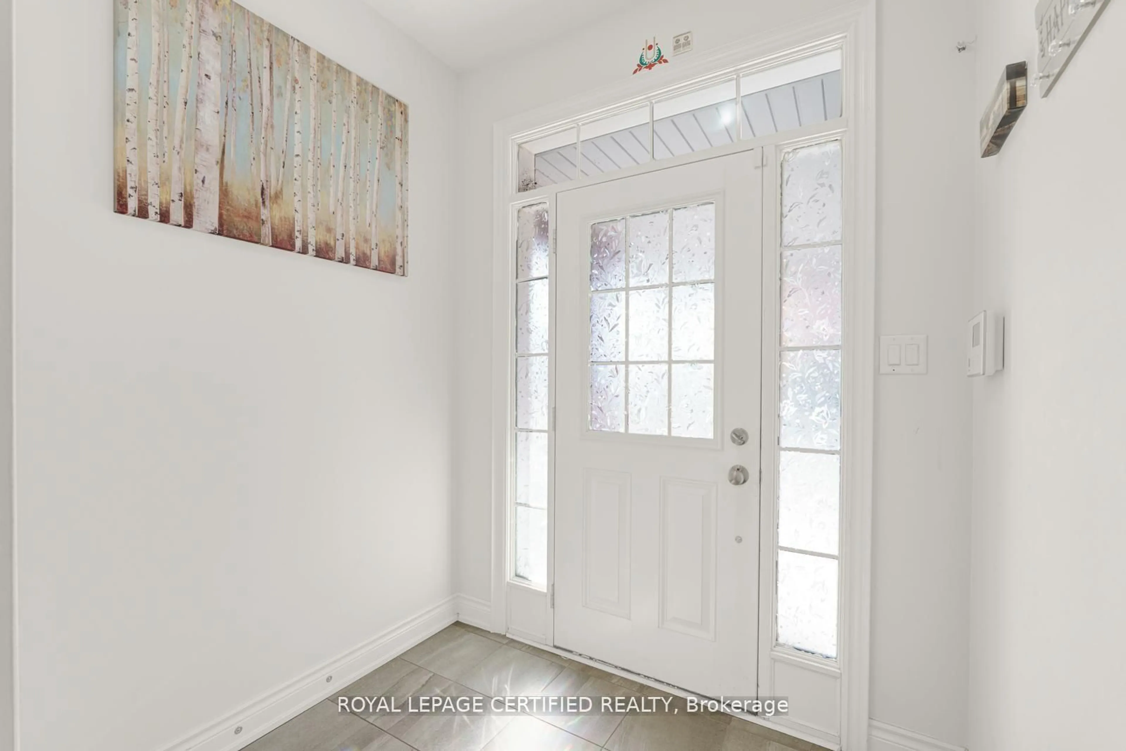 Indoor entryway for 46 Deer Pass Rd, East Gwillimbury Ontario L9N 0L6