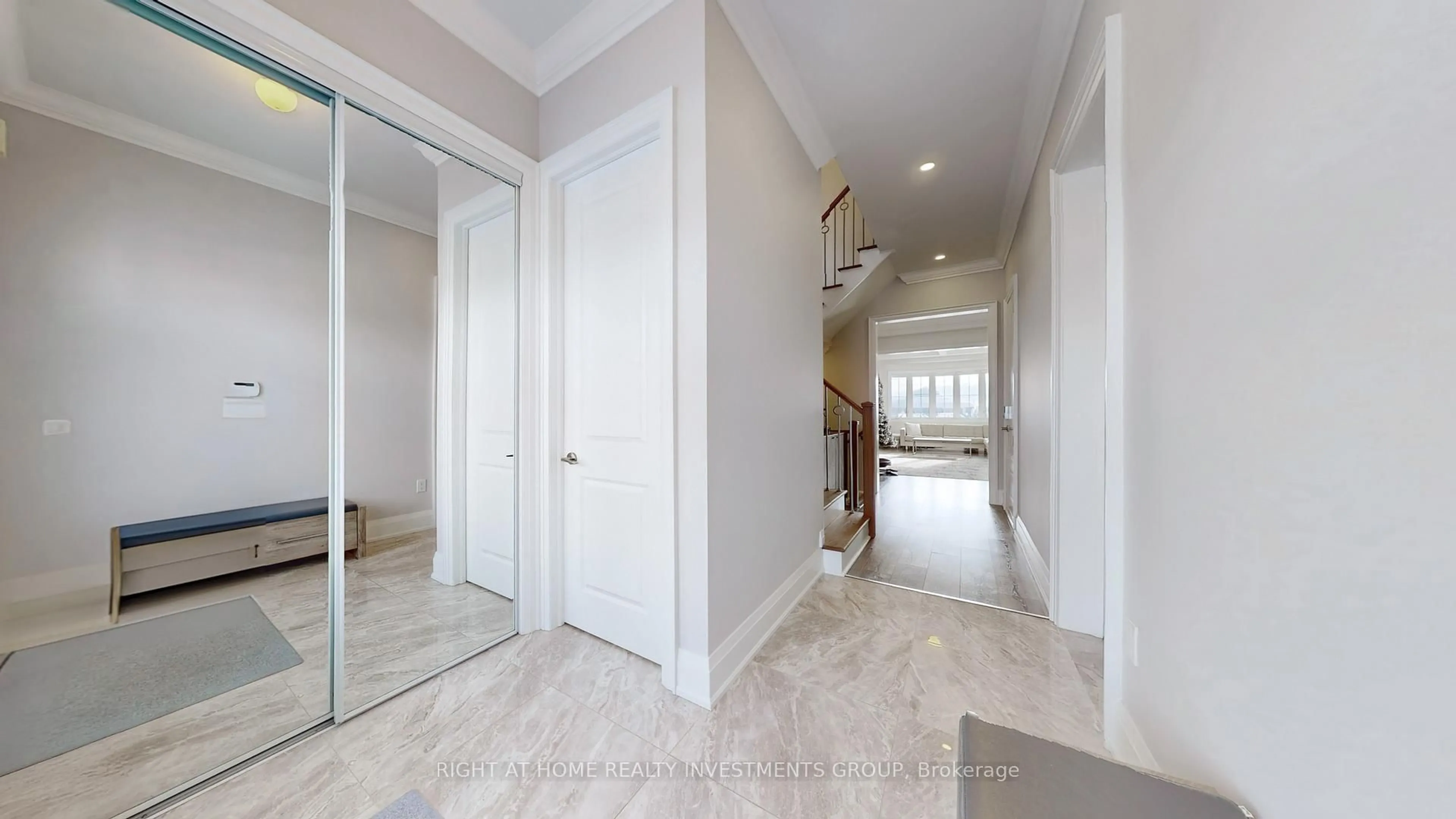 Indoor entryway for 75 Manor Hampton St, East Gwillimbury Ontario L9N 0P9