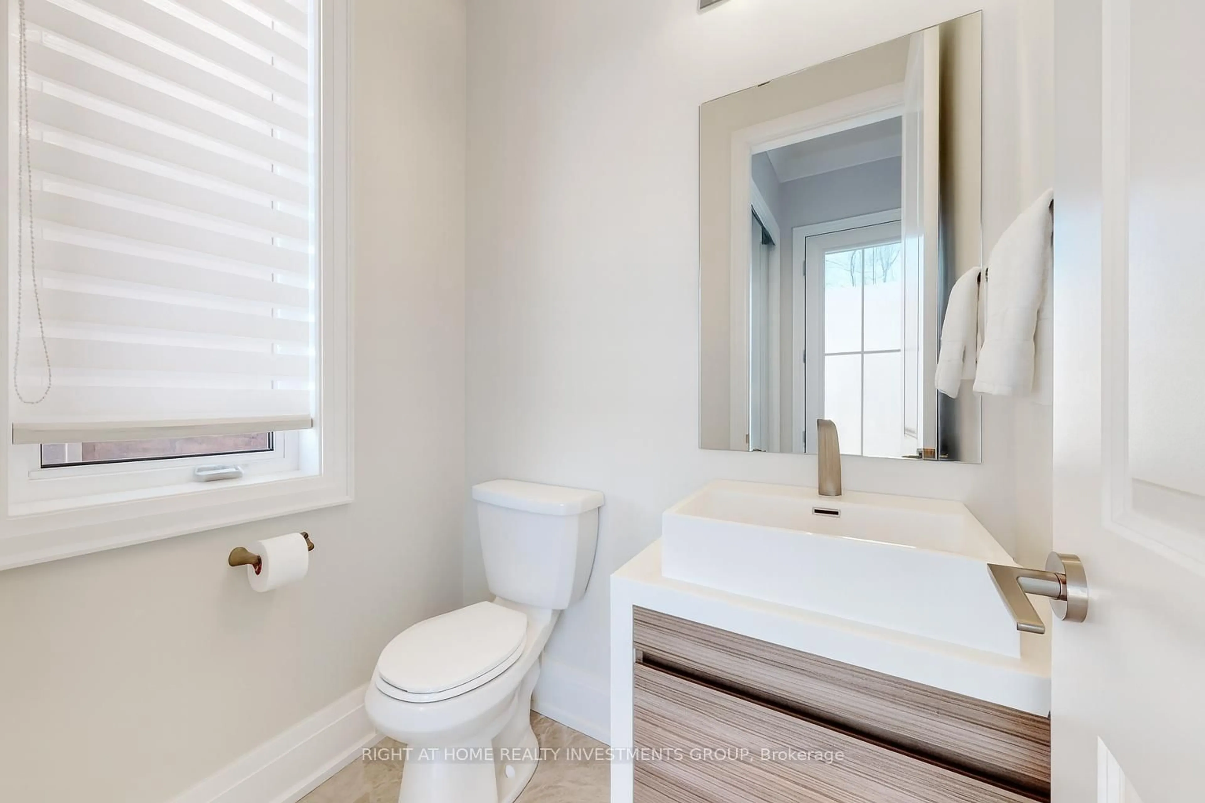 Standard bathroom, ceramic/tile floor for 75 Manor Hampton St, East Gwillimbury Ontario L9N 0P9