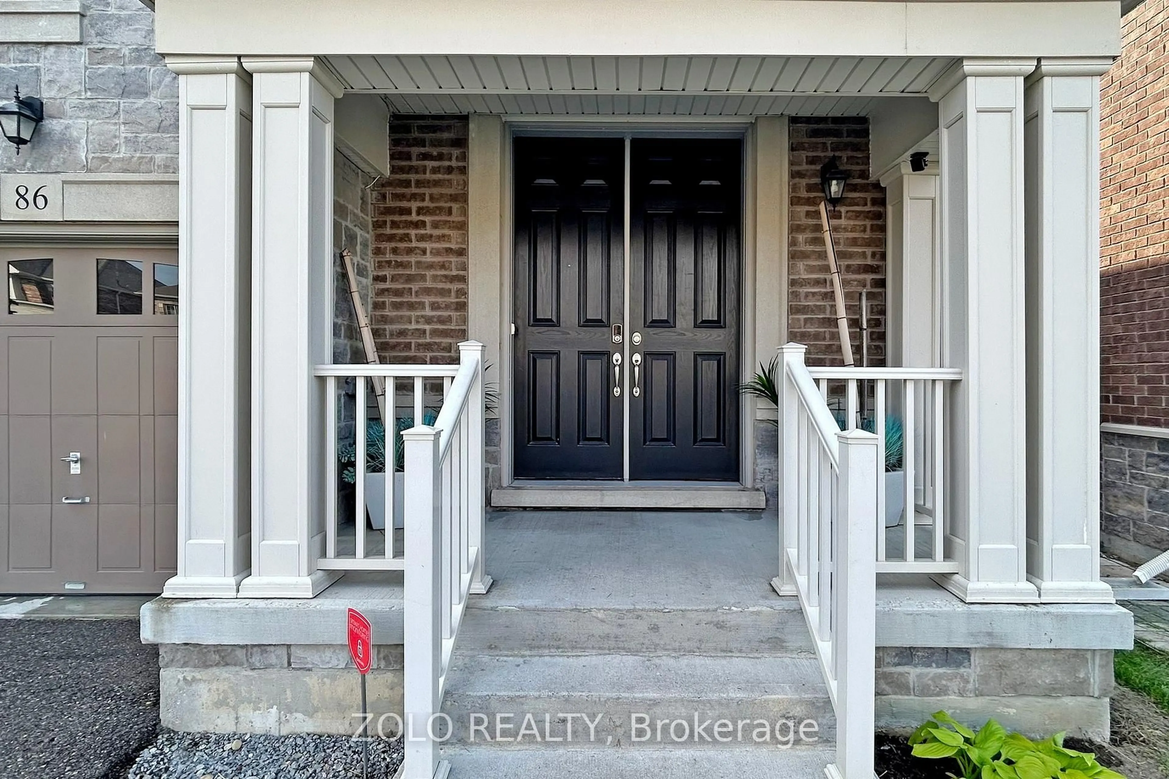 Indoor entryway for 86 Briarfield Ave, East Gwillimbury Ontario L9N 0P4