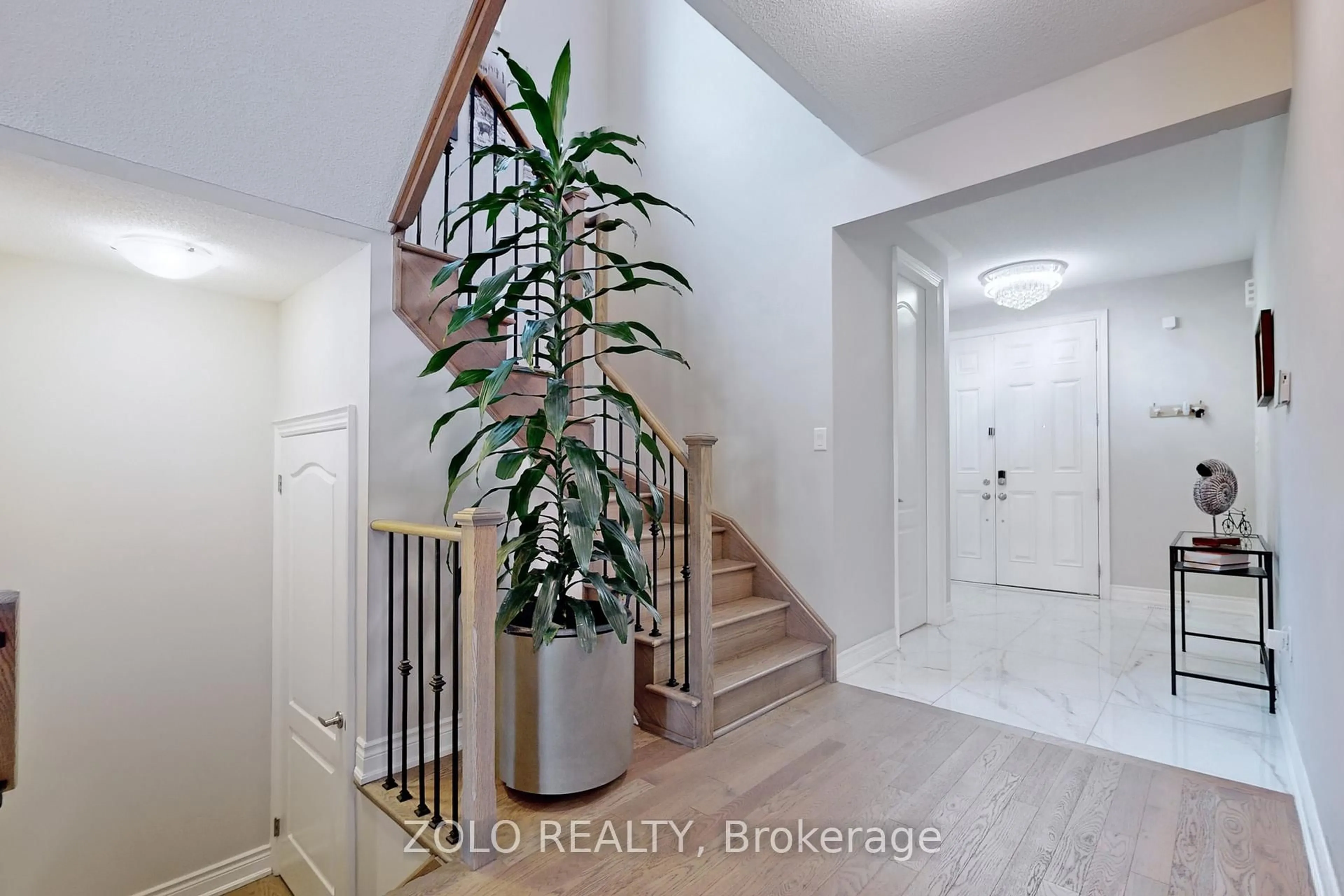 Indoor entryway for 86 Briarfield Ave, East Gwillimbury Ontario L9N 0P4