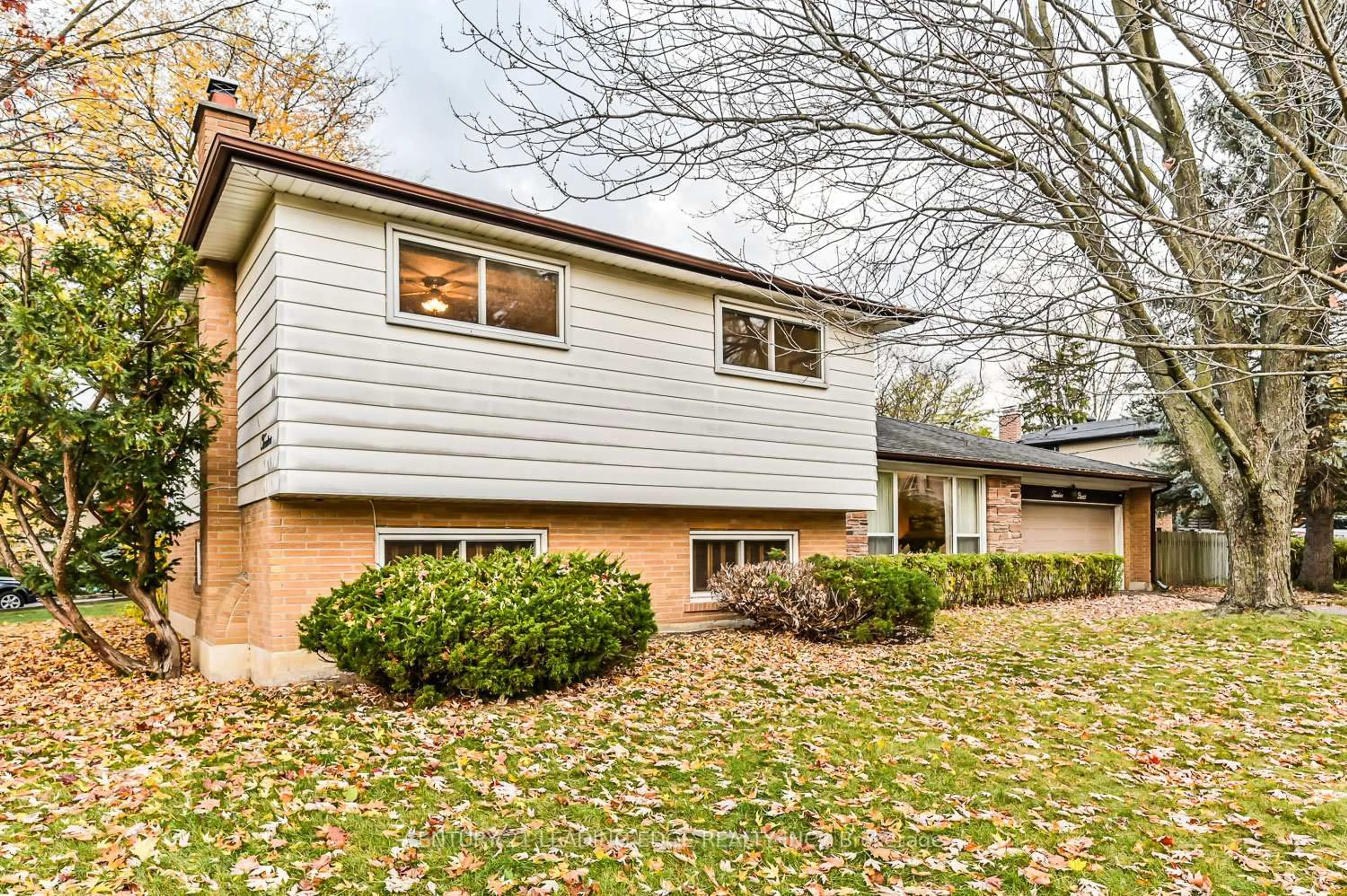 Home with vinyl exterior material, street for 12 Pratt Circ, Markham Ontario L3R 1Y2