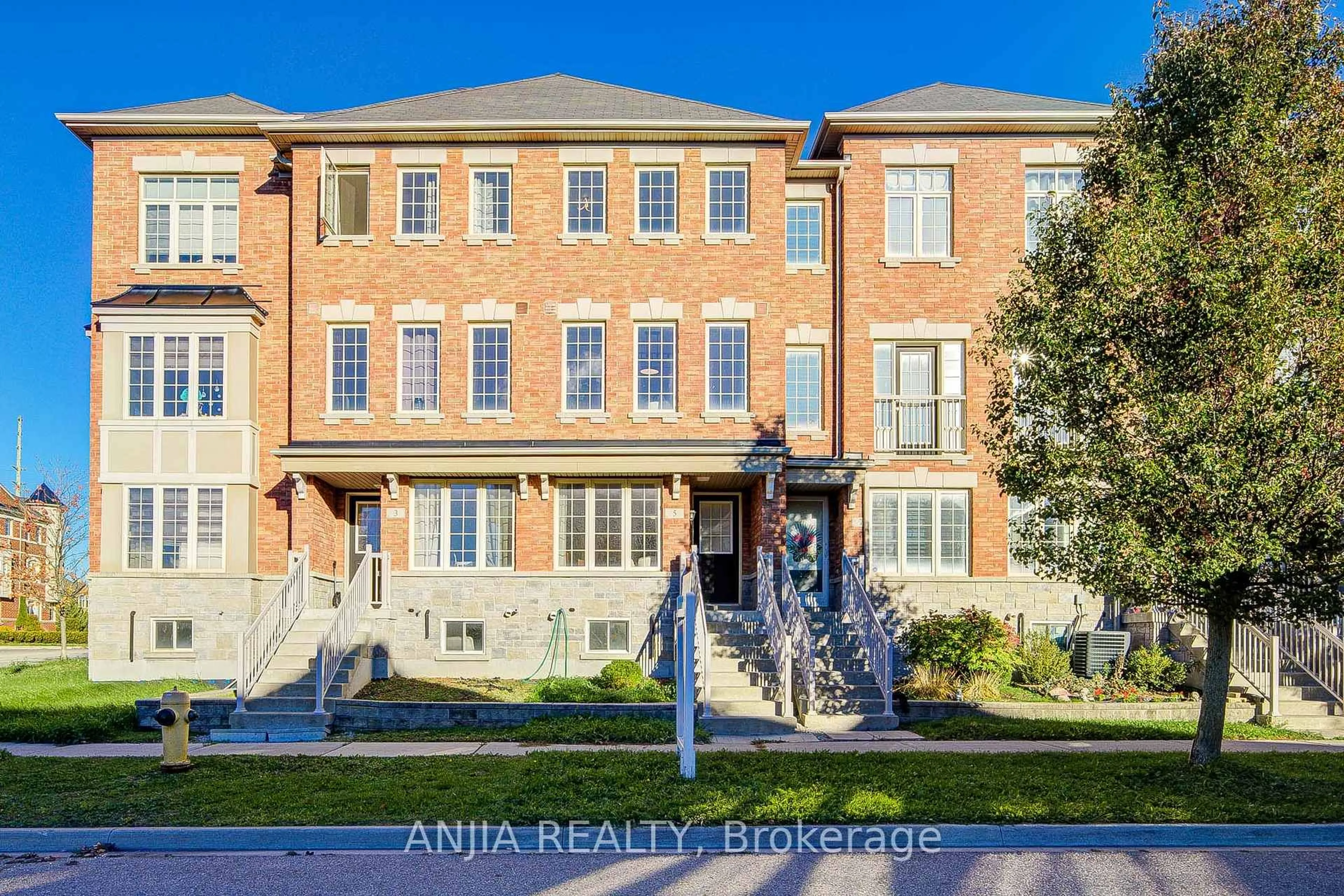 A pic from outside/outdoor area/front of a property/back of a property/a pic from drone, street for 5 Valliere Dr, Markham Ontario L6C 0M7