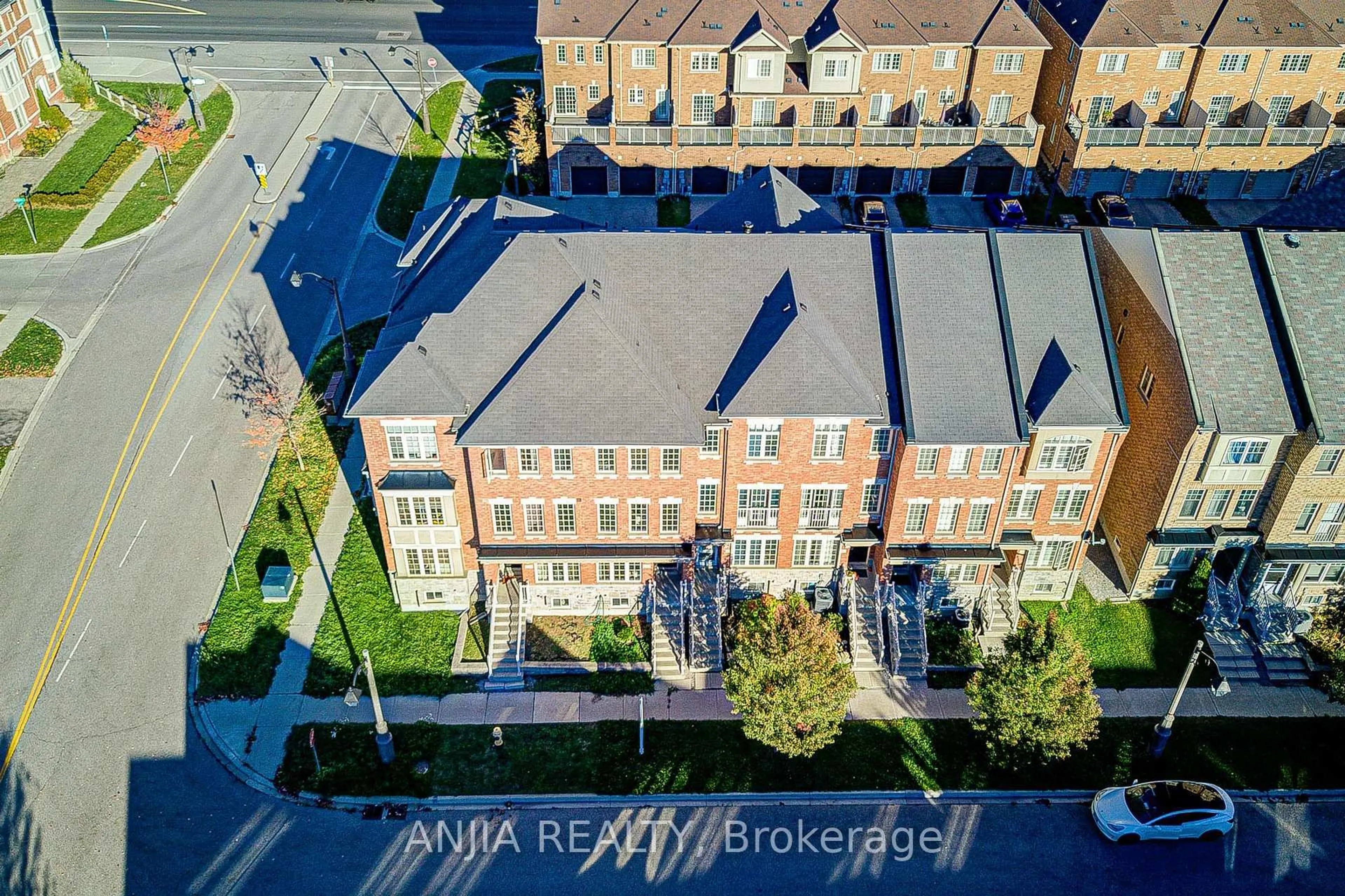 A pic from outside/outdoor area/front of a property/back of a property/a pic from drone, city buildings view from balcony for 5 Valliere Dr, Markham Ontario L6C 0M7