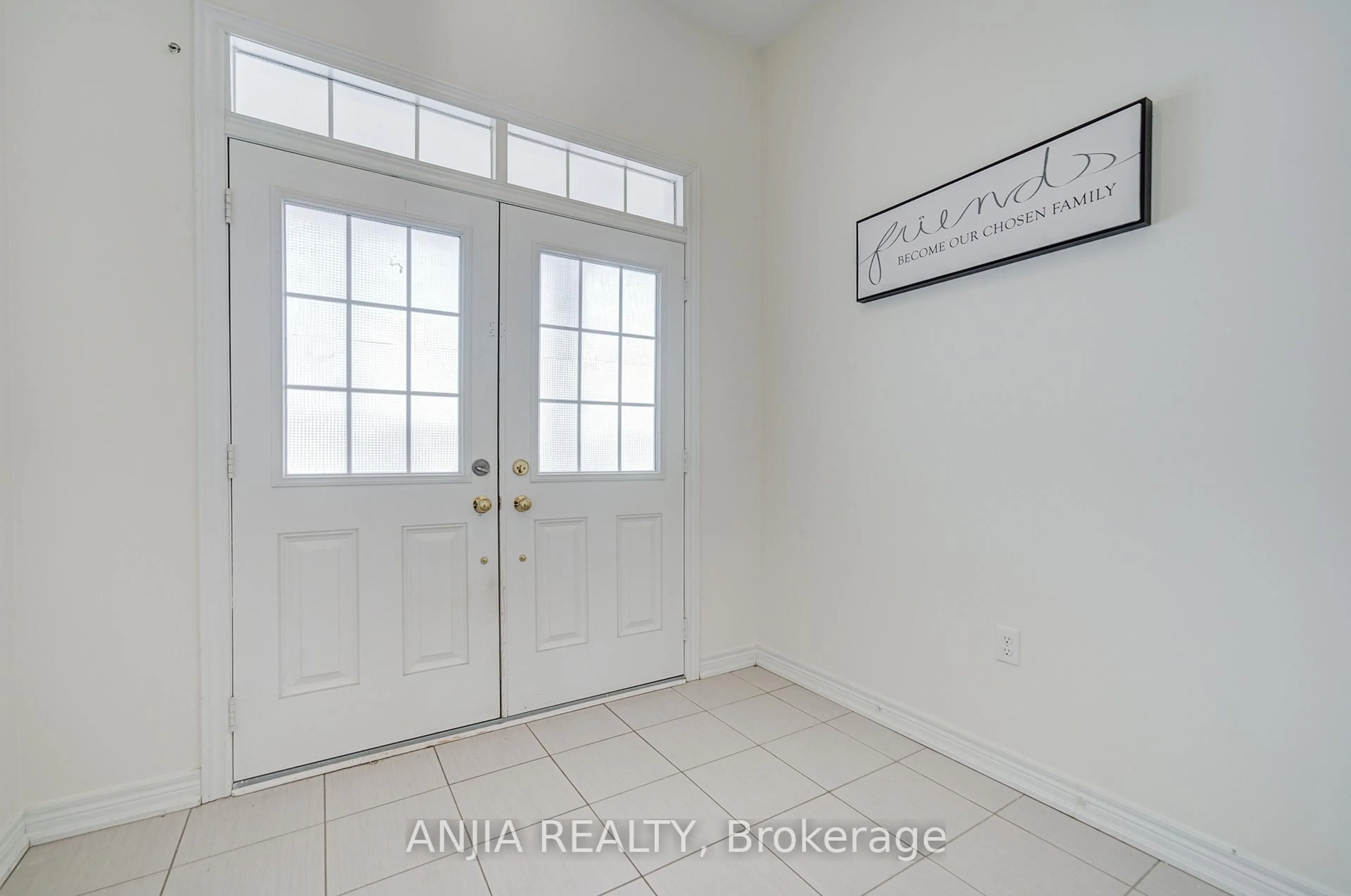 Indoor entryway for 23 Grey Wing Ave, Georgina Ontario L4P 0B7