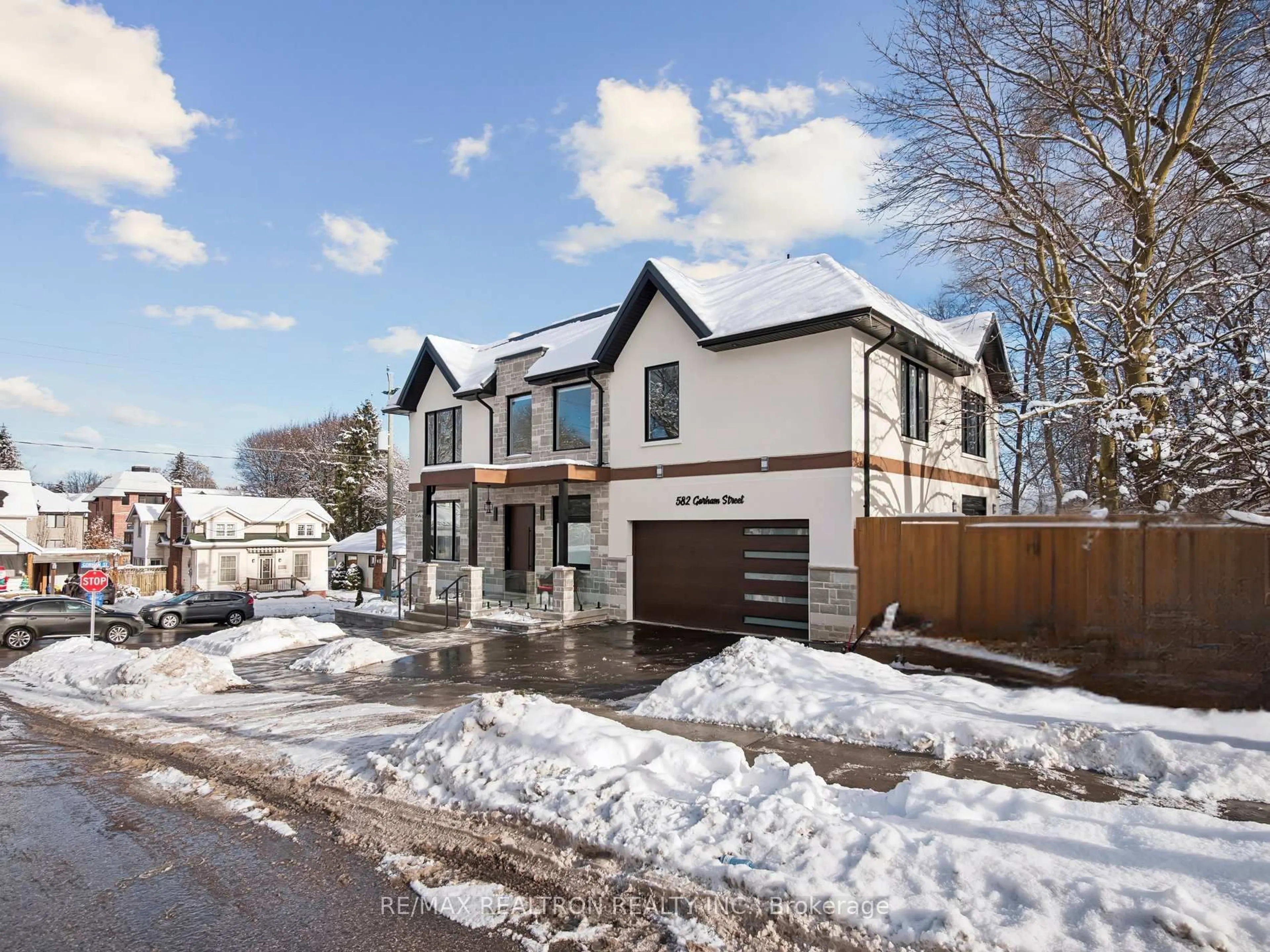 Home with brick exterior material, street for 582 Gorham St, Newmarket Ontario L3Y 1L3