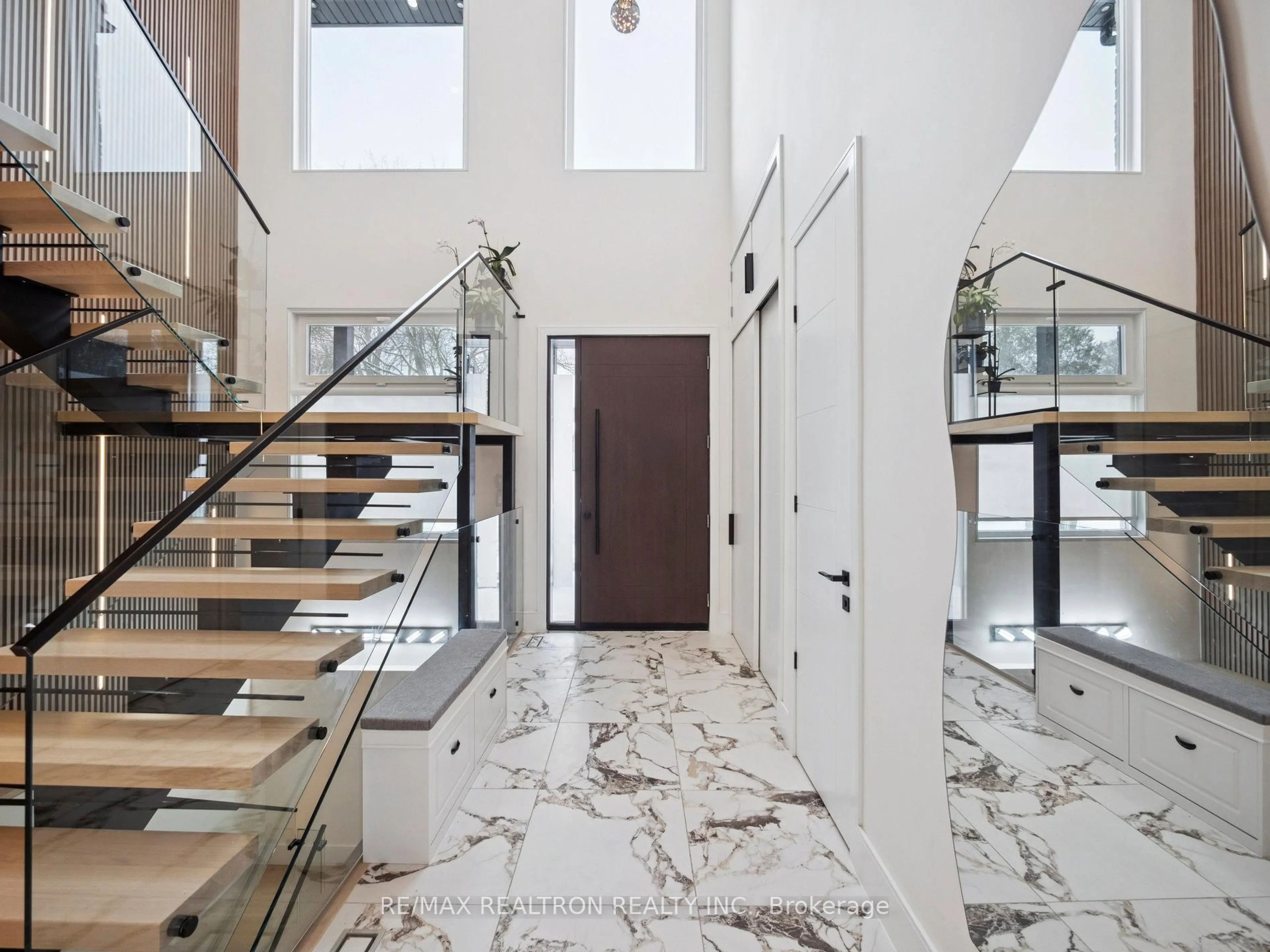 Indoor foyer for 582 Gorham St, Newmarket Ontario L3Y 1L3