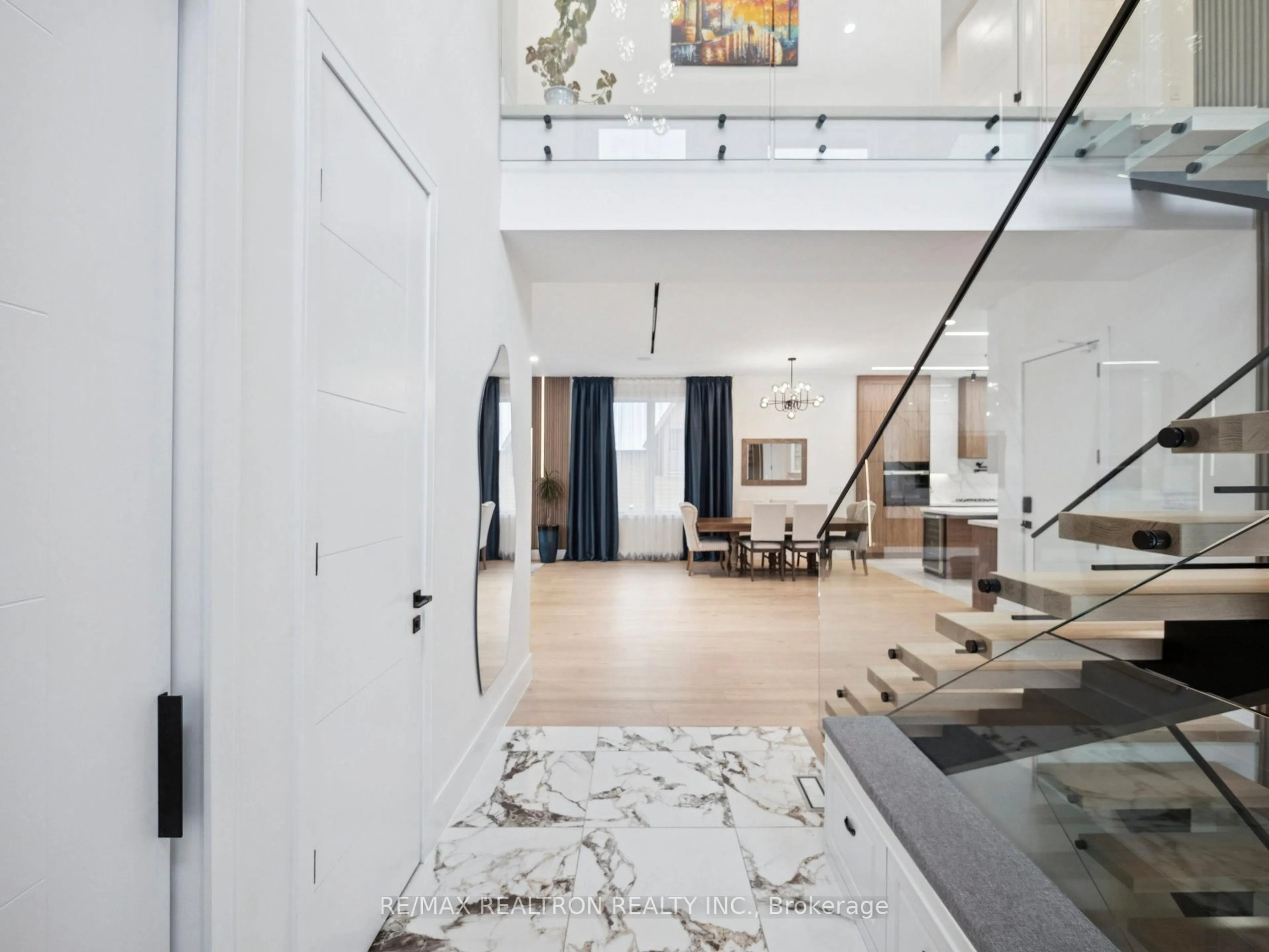 Indoor entryway for 582 Gorham St, Newmarket Ontario L3Y 1L3