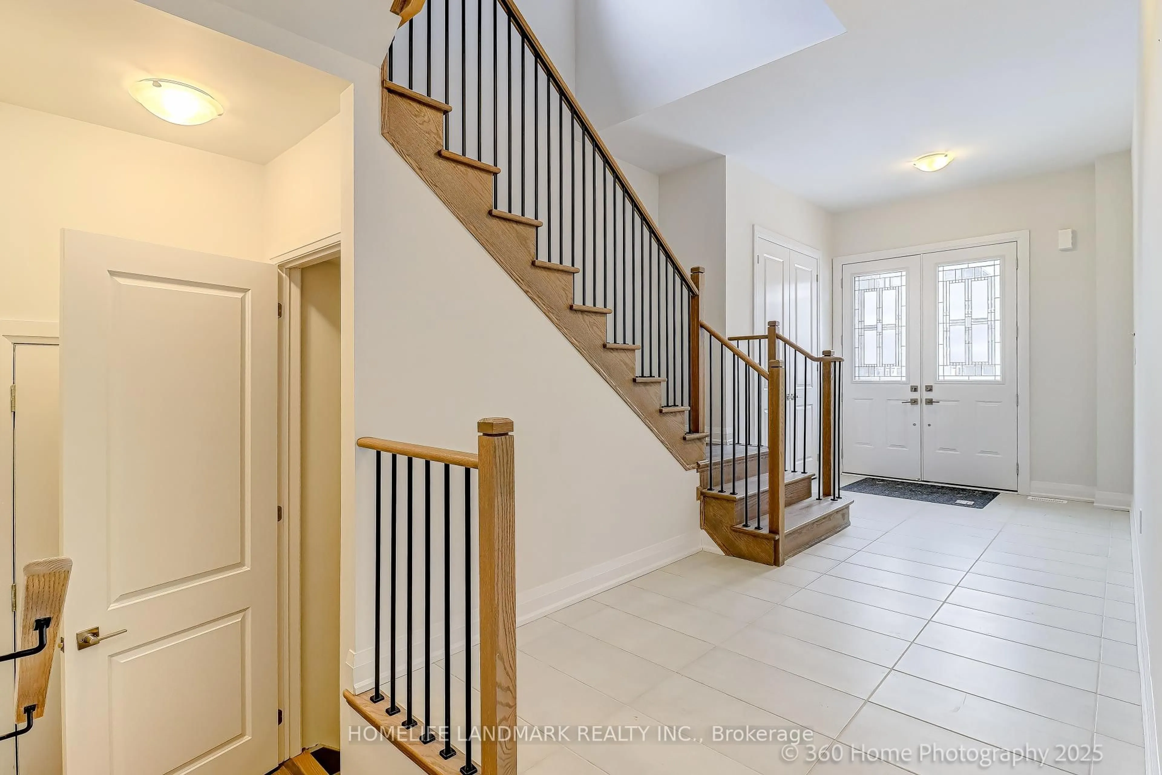 Indoor entryway for 241 SEGUIN St, Richmond Hill Ontario L4E 2Y5