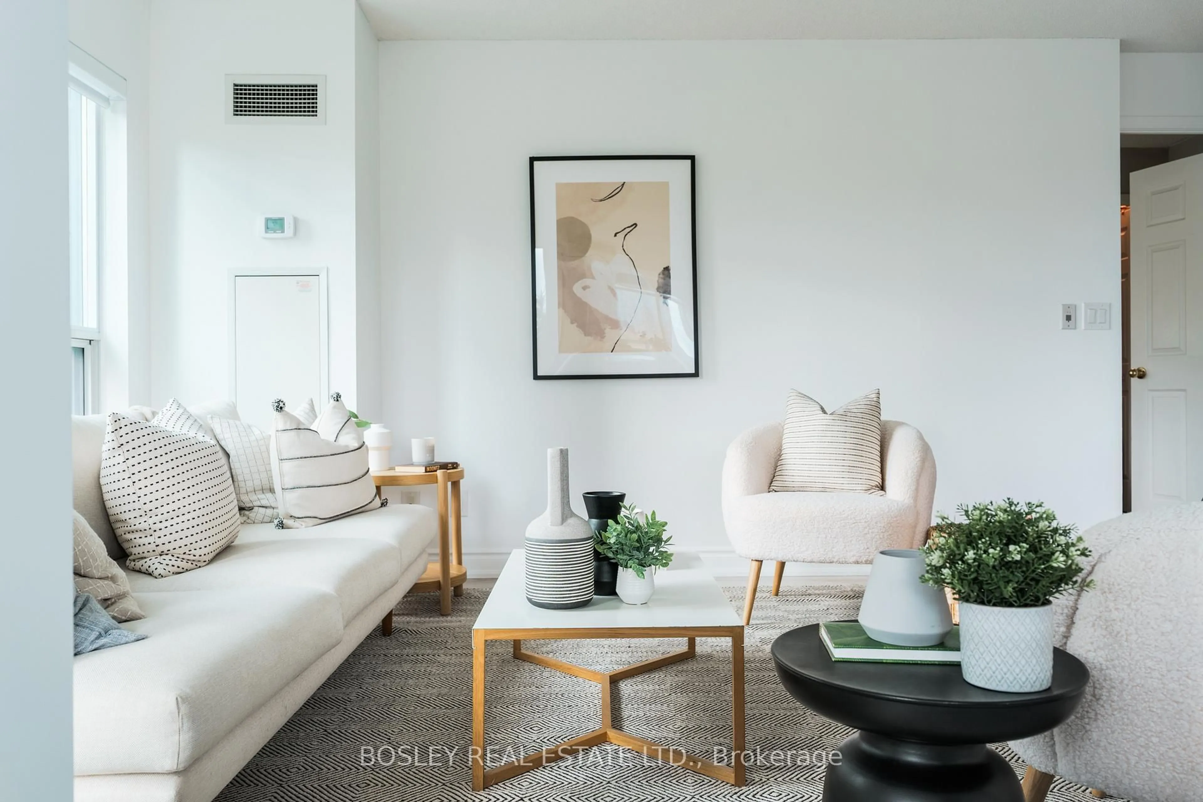 Living room with furniture, unknown for 185 Oneida Cres #207, Richmond Hill Ontario L4B 0B1