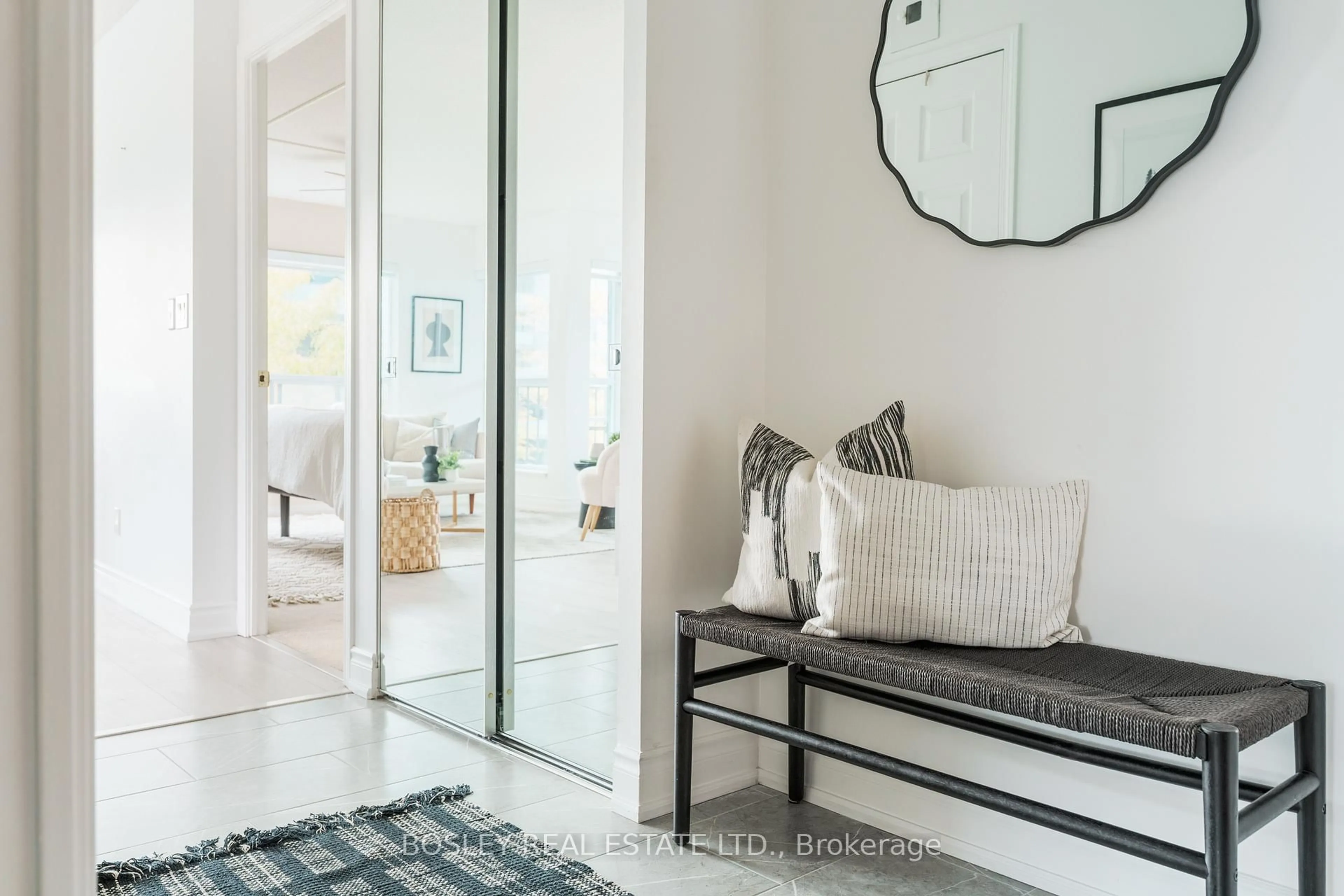 Indoor entryway for 185 Oneida Cres #207, Richmond Hill Ontario L4B 0B1