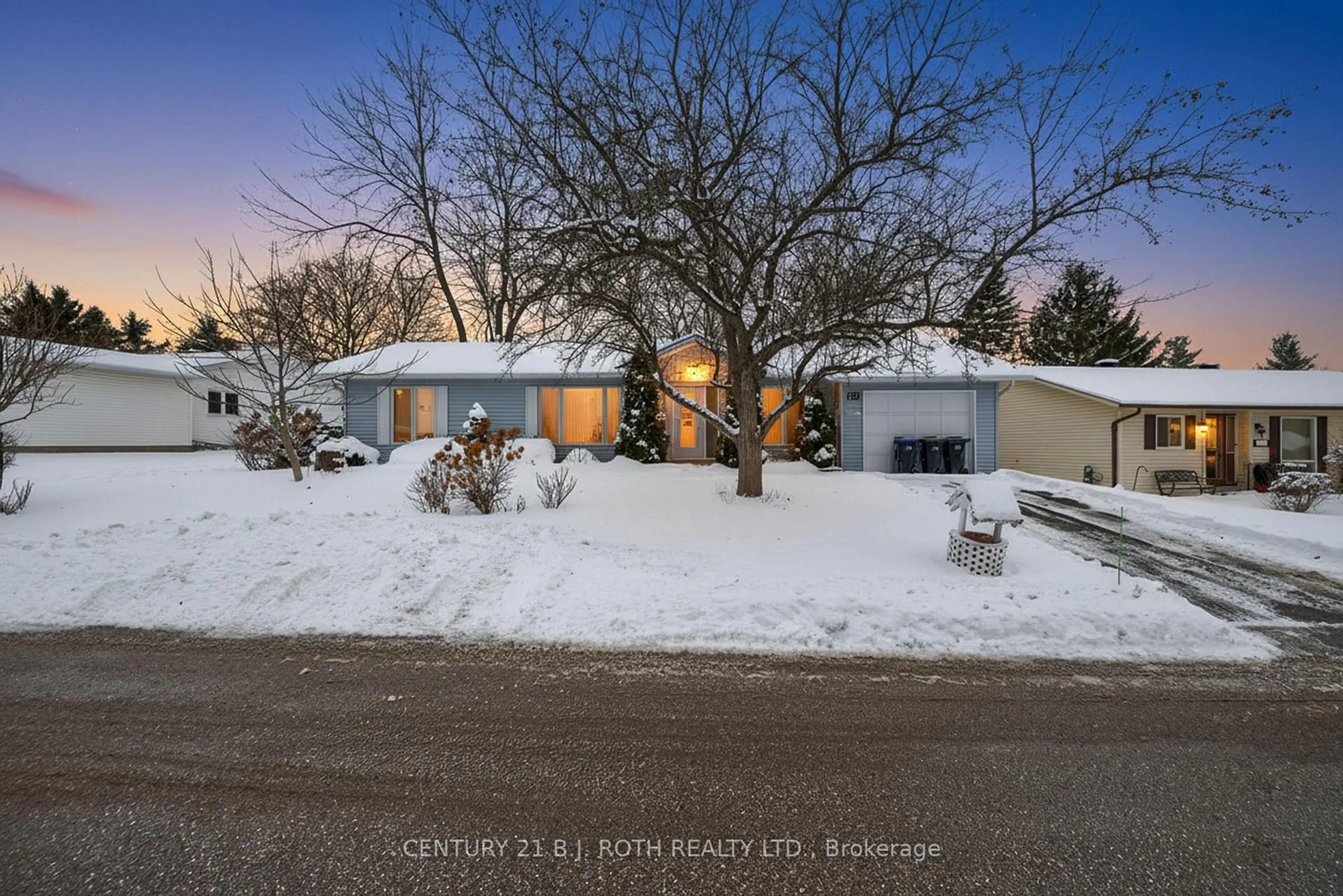 A pic from outside/outdoor area/front of a property/back of a property/a pic from drone, street for 87 Tecumseth Pines Dr, New Tecumseth Ontario L0G 1W0