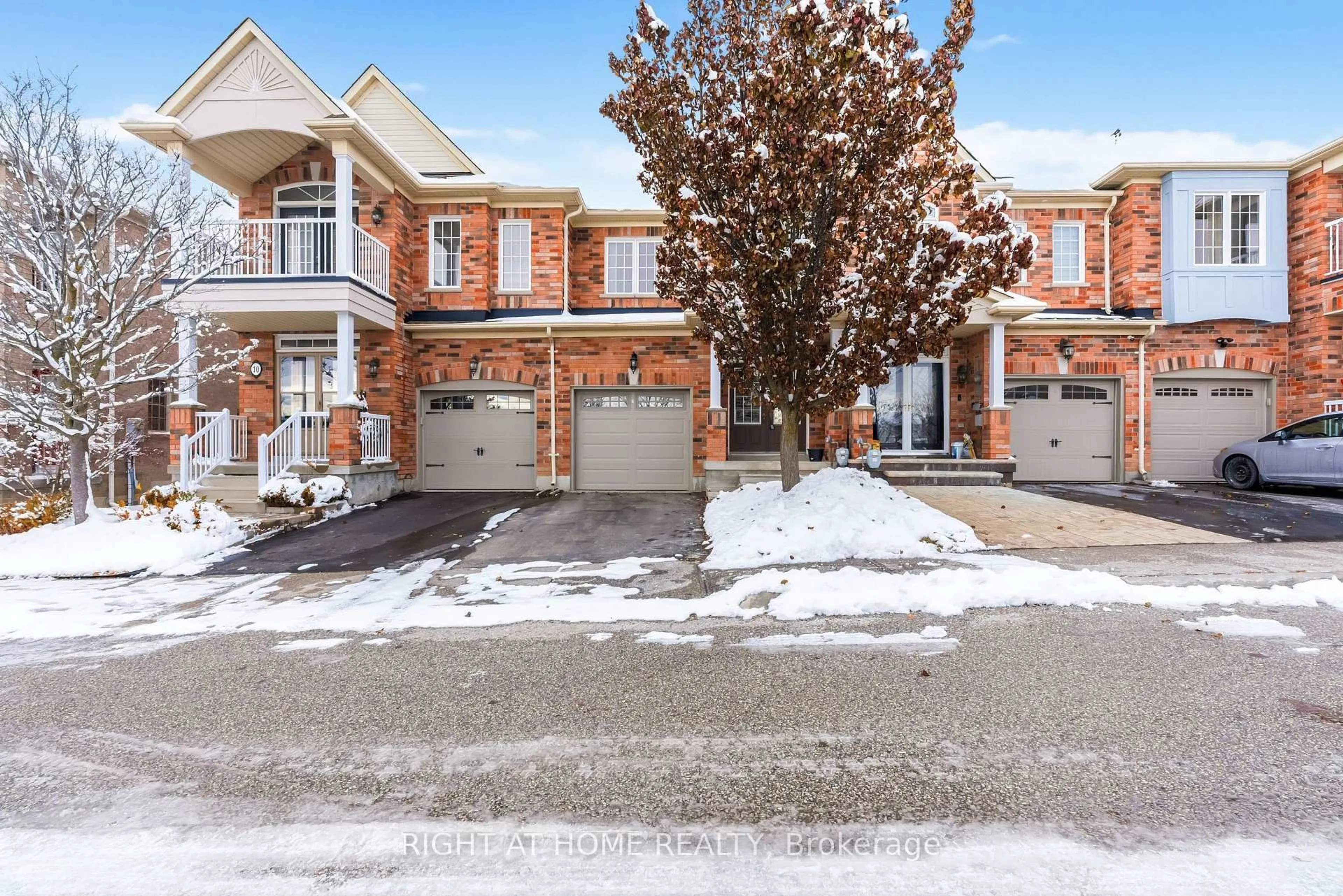 A pic from outside/outdoor area/front of a property/back of a property/a pic from drone, street for 320 Ravineview Dr #9, Vaughan Ontario L6A 4H1