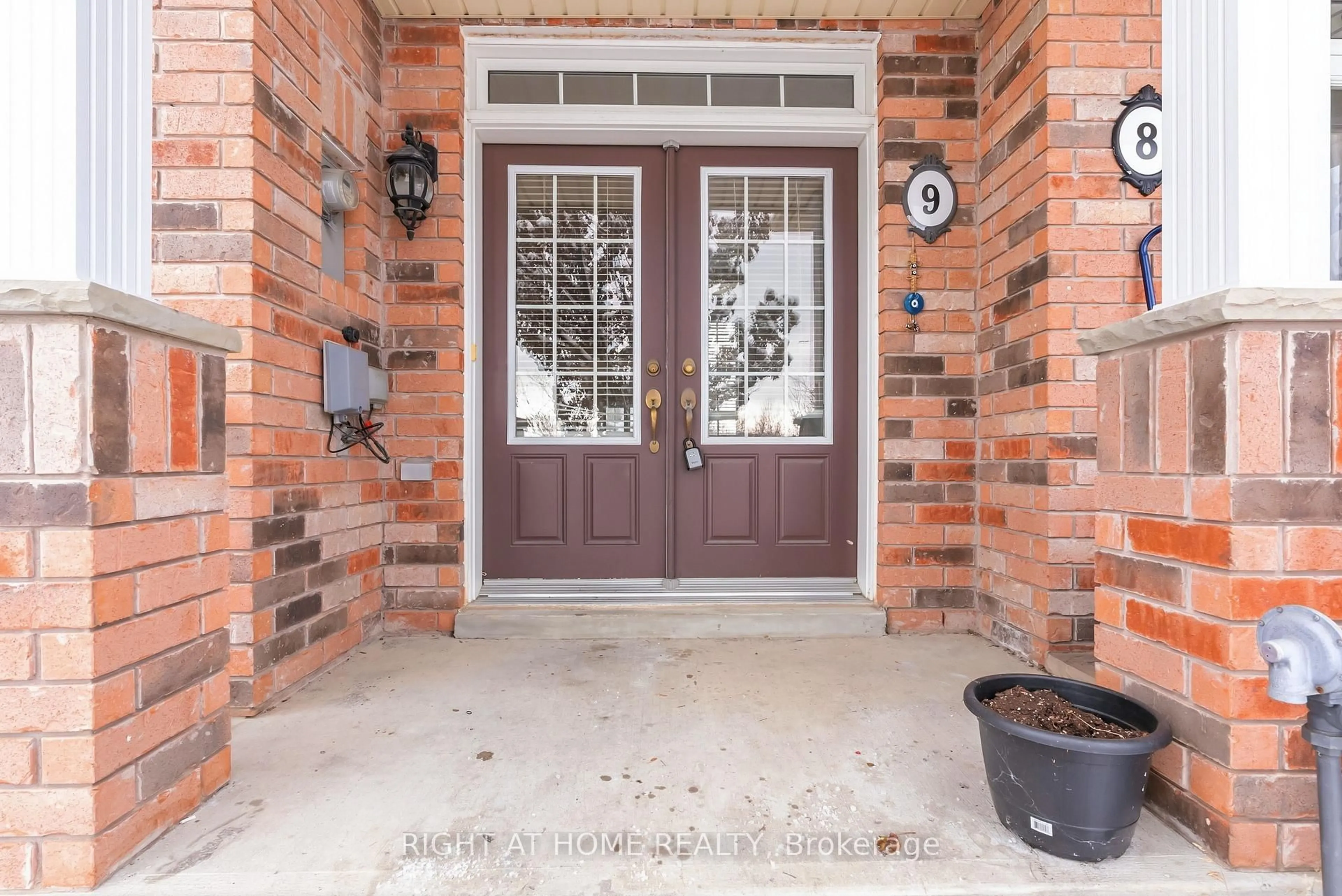 Indoor entryway for 320 Ravineview Dr #9, Vaughan Ontario L6A 4H1