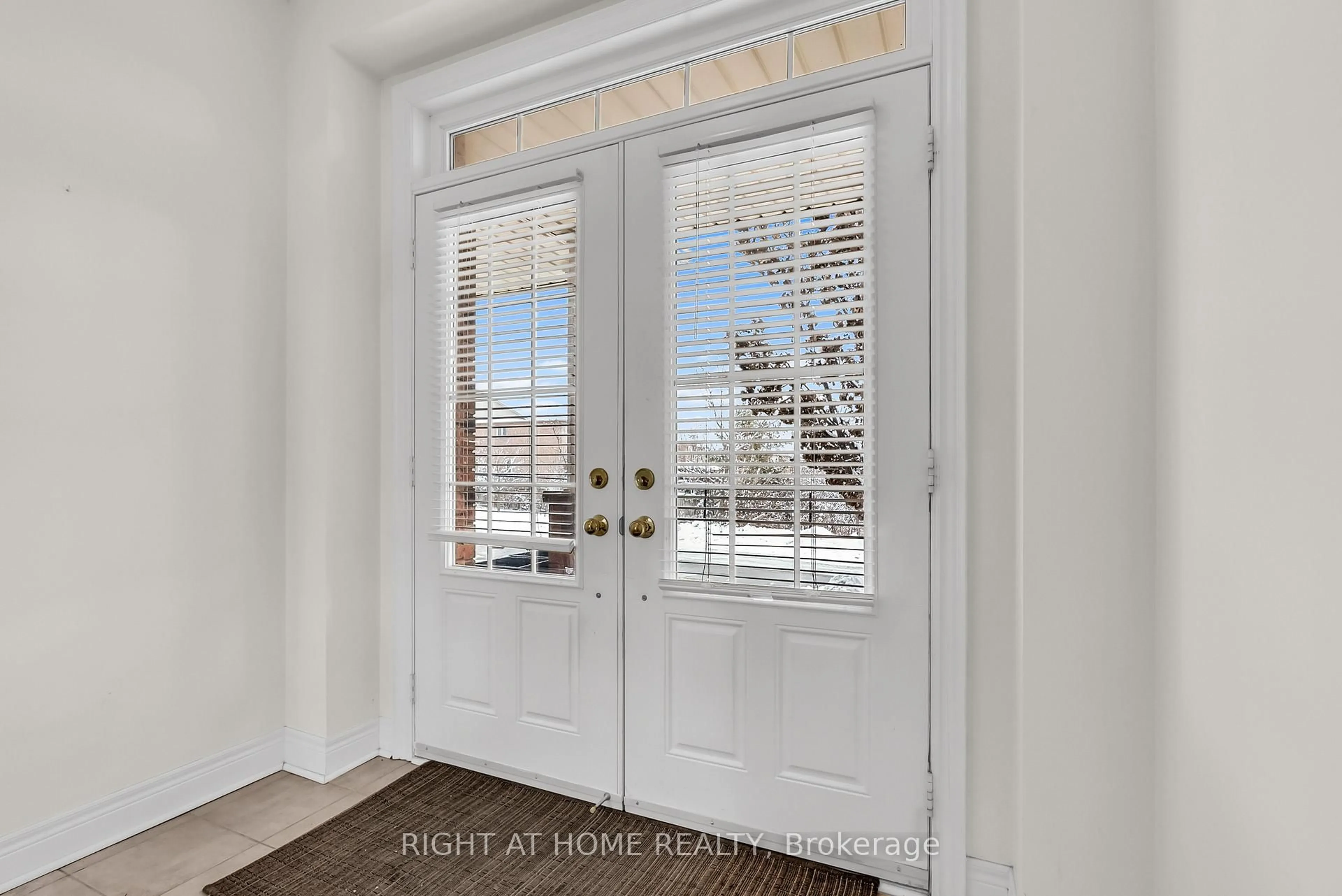 Indoor entryway for 320 Ravineview Dr #9, Vaughan Ontario L6A 4H1