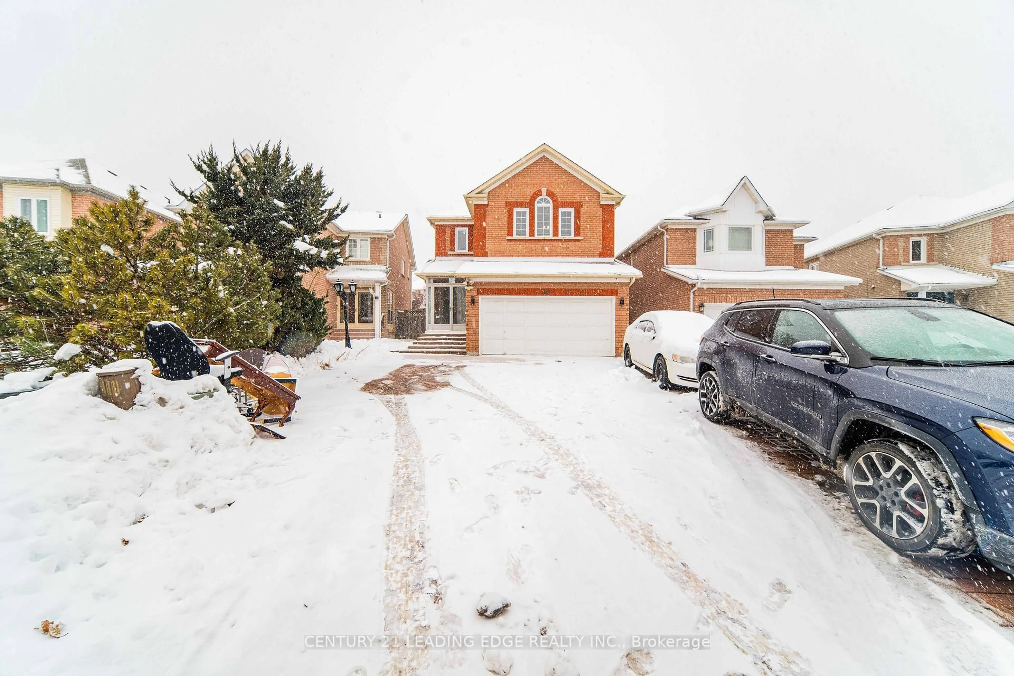 A pic from outside/outdoor area/front of a property/back of a property/a pic from drone, street for 81 Rushmore Crt, Markham Ontario L3S 3T3