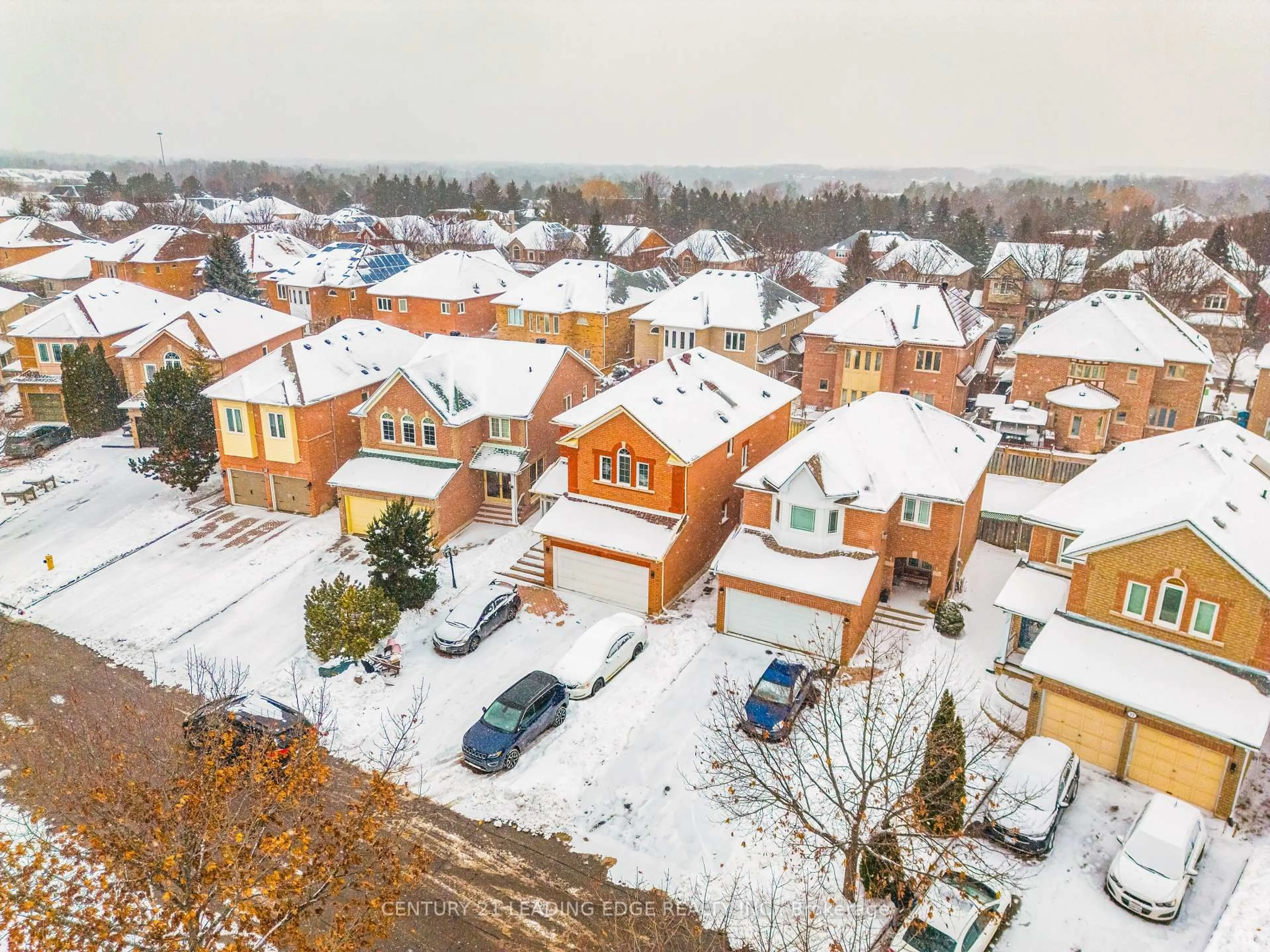 A pic from outside/outdoor area/front of a property/back of a property/a pic from drone, street for 81 Rushmore Crt, Markham Ontario L3S 3T3