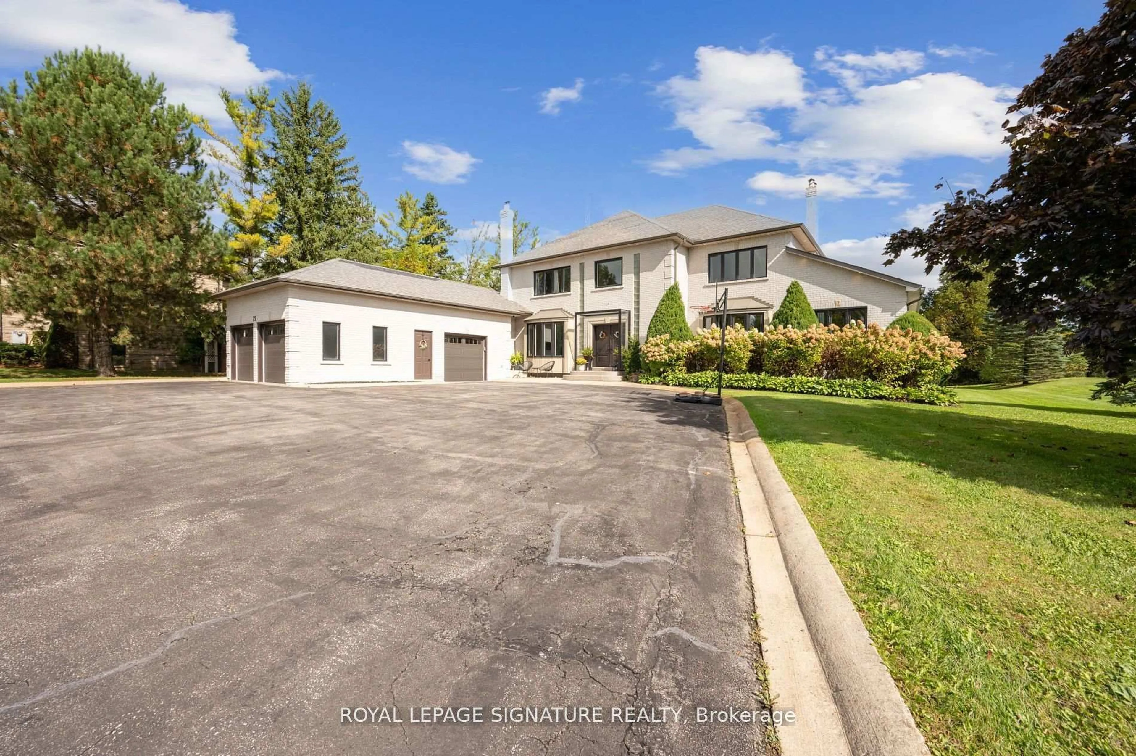 A pic from outside/outdoor area/front of a property/back of a property/a pic from drone, street for 75 Rachelle Crt, Vaughan Ontario L4L 0A8