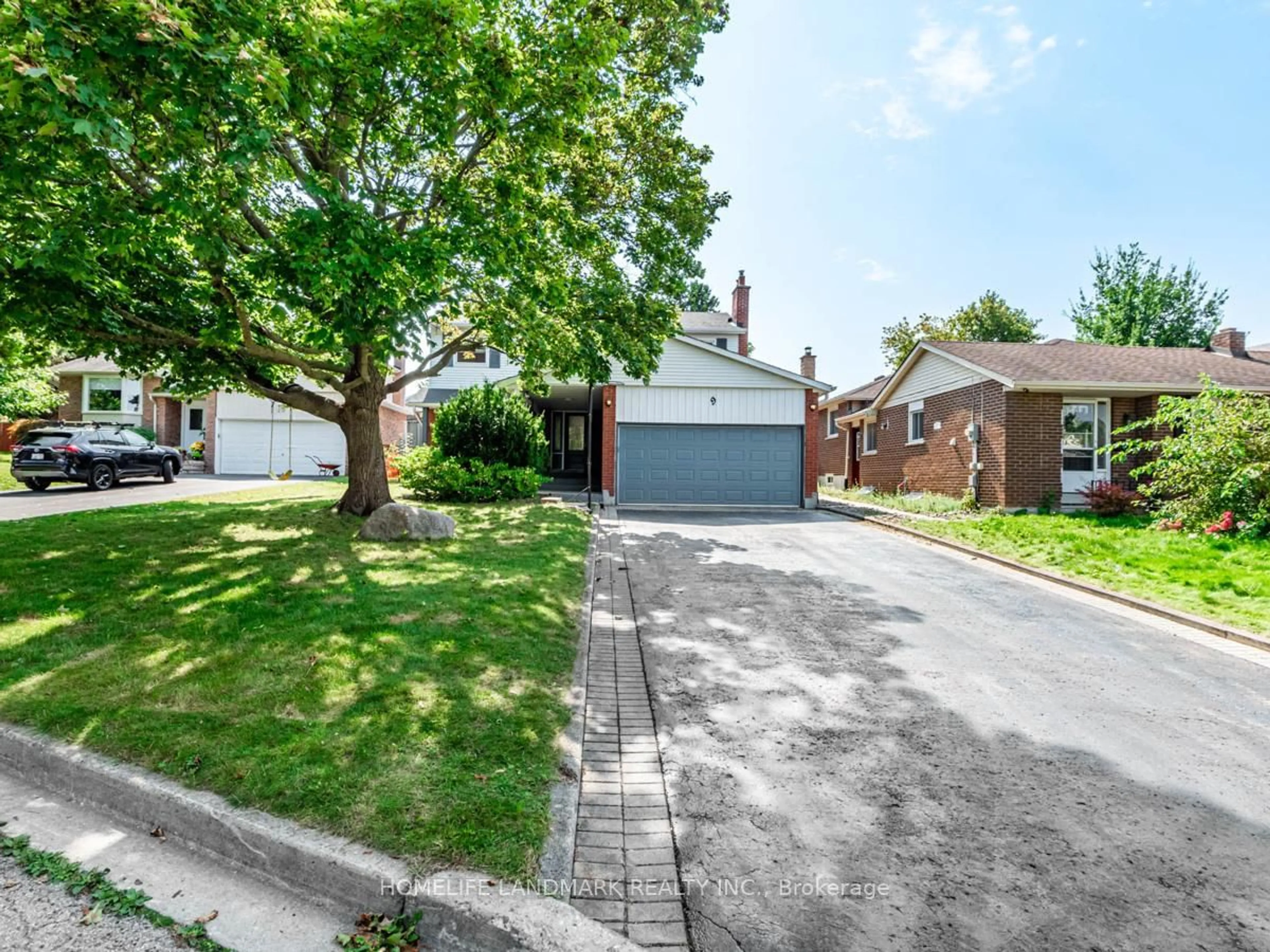 A pic from outside/outdoor area/front of a property/back of a property/a pic from drone, street for 9 Eastman Cres, Newmarket Ontario L3Y 5T9
