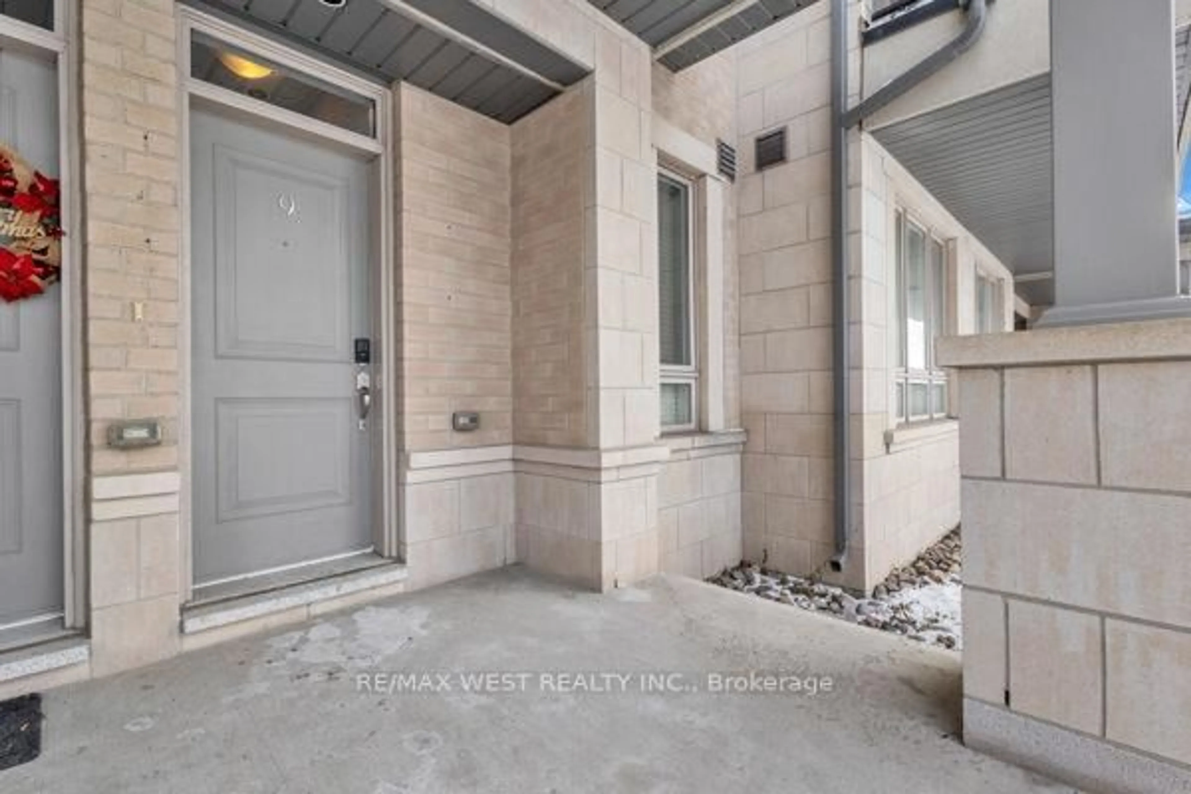 Indoor entryway for 9601 Jane St #9, Vaughan Ontario L6A 4G5