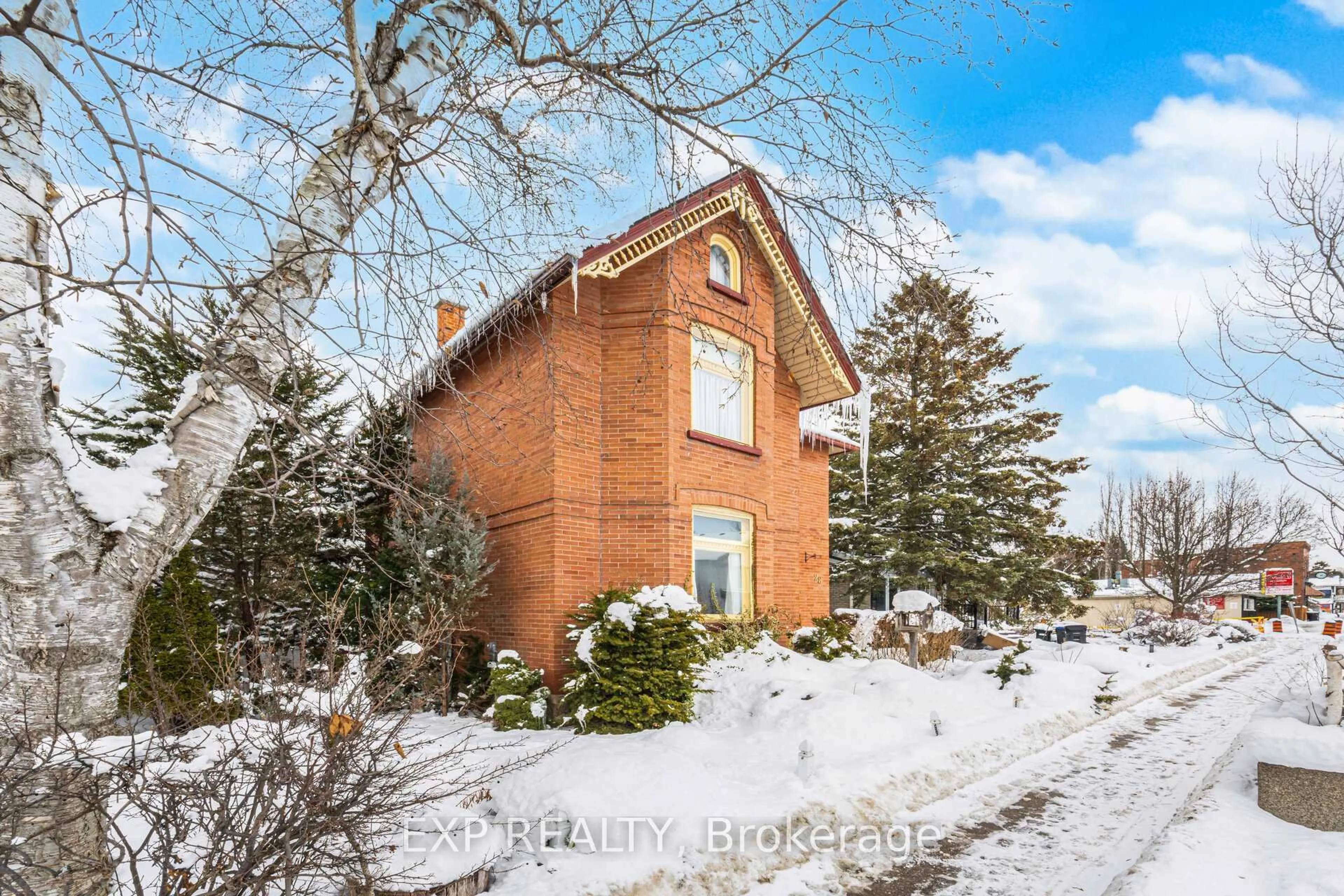 Home with brick exterior material, building for 28 Queen St, Innisfil Ontario L0L 1L0