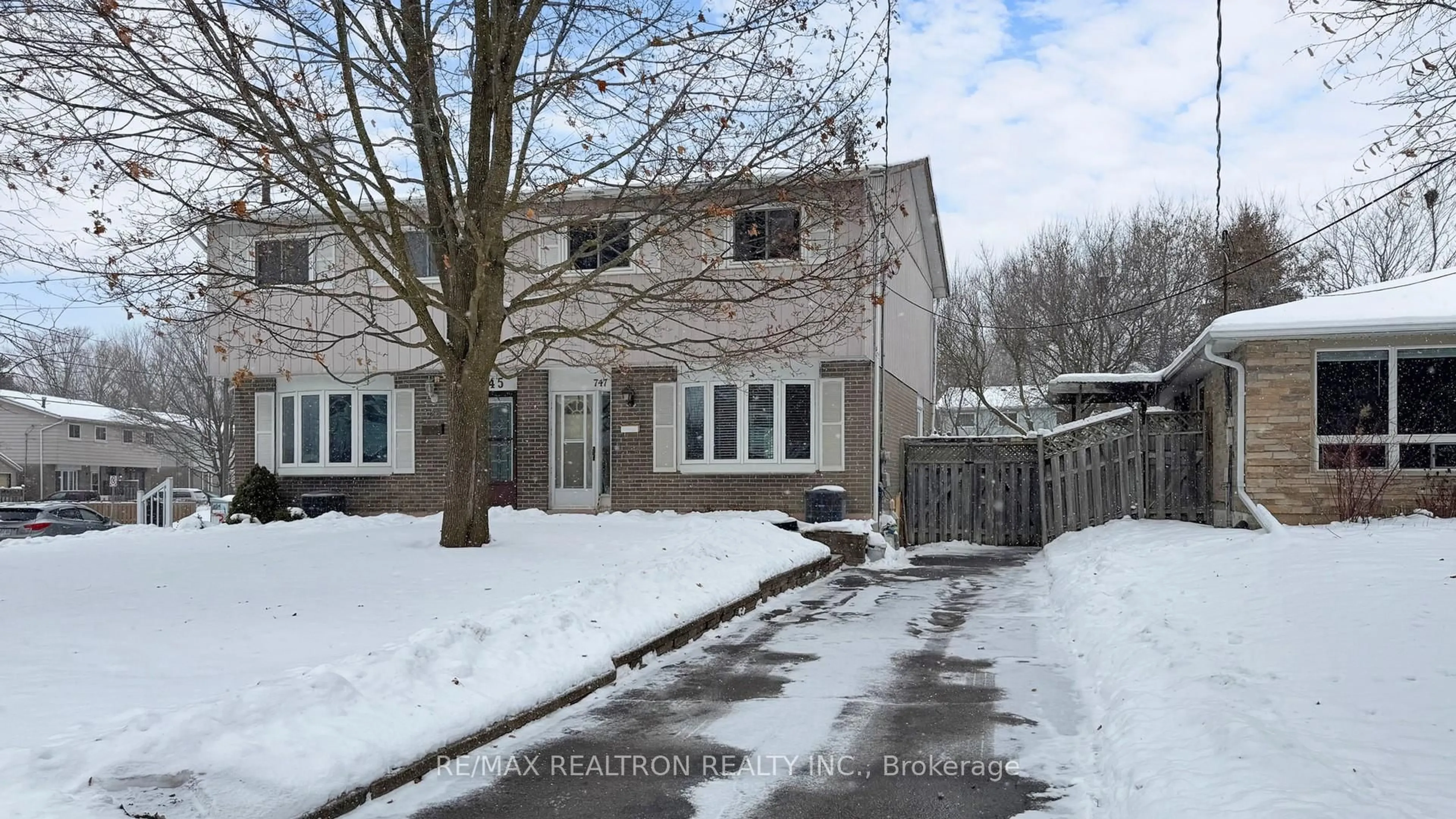 Unknown for 747 Elgin St, Newmarket Ontario L3Y 3B9