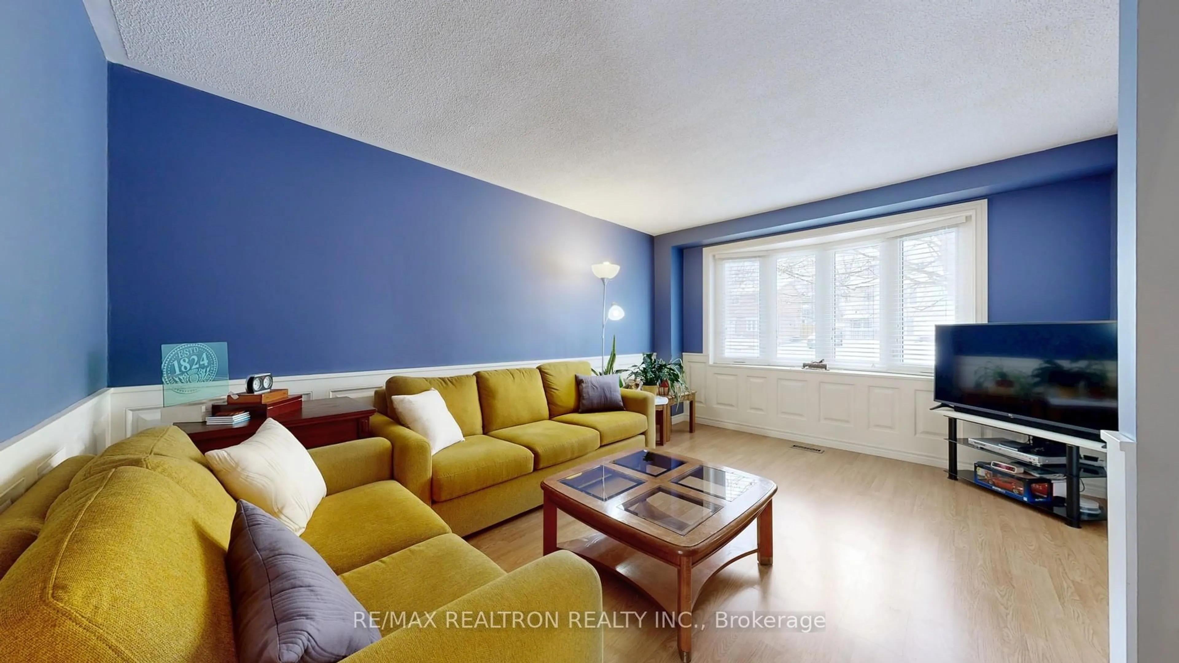 Living room with furniture, wood/laminate floor for 747 Elgin St, Newmarket Ontario L3Y 3B9