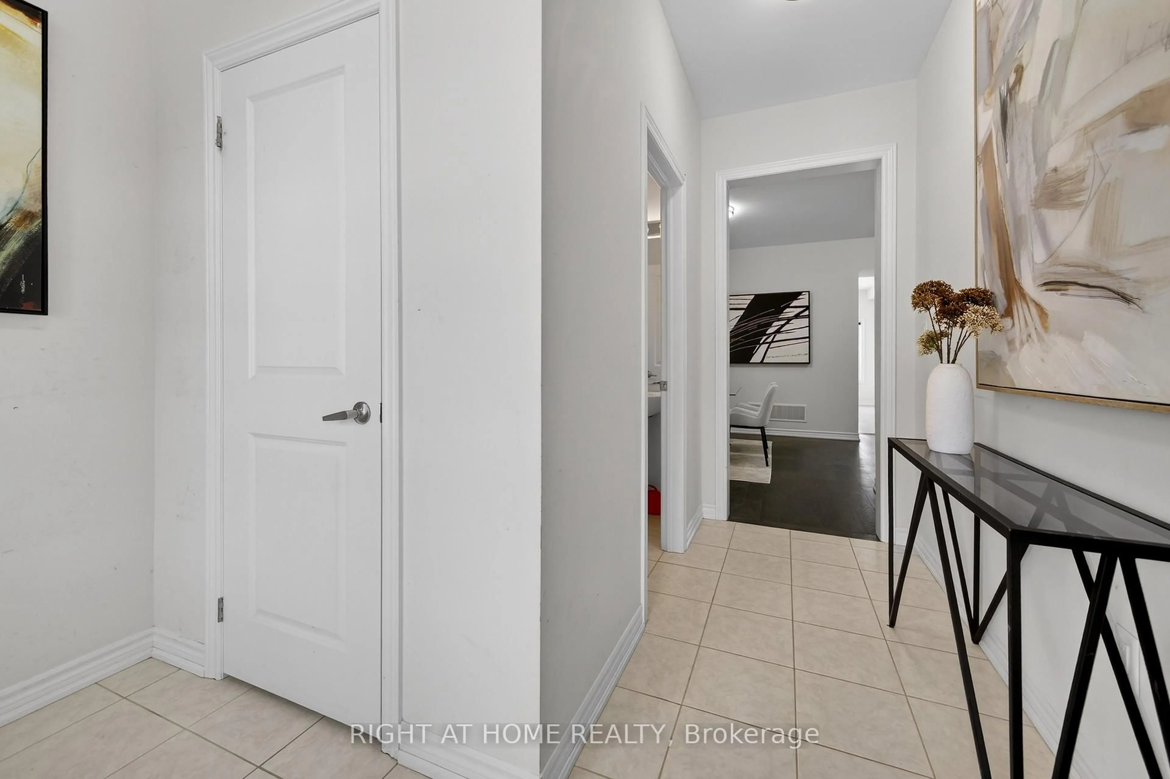 Indoor entryway for 1218 Corby Way, Innisfil Ontario L9S 0R1