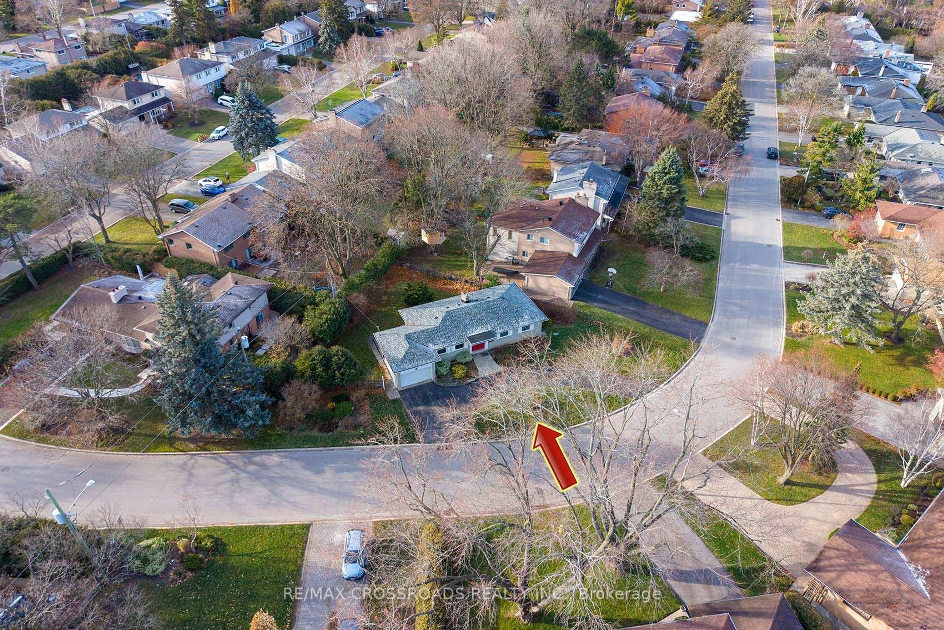 A pic from outside/outdoor area/front of a property/back of a property/a pic from drone, street for 45 Delair Cres, Markham Ontario L3T 2M3