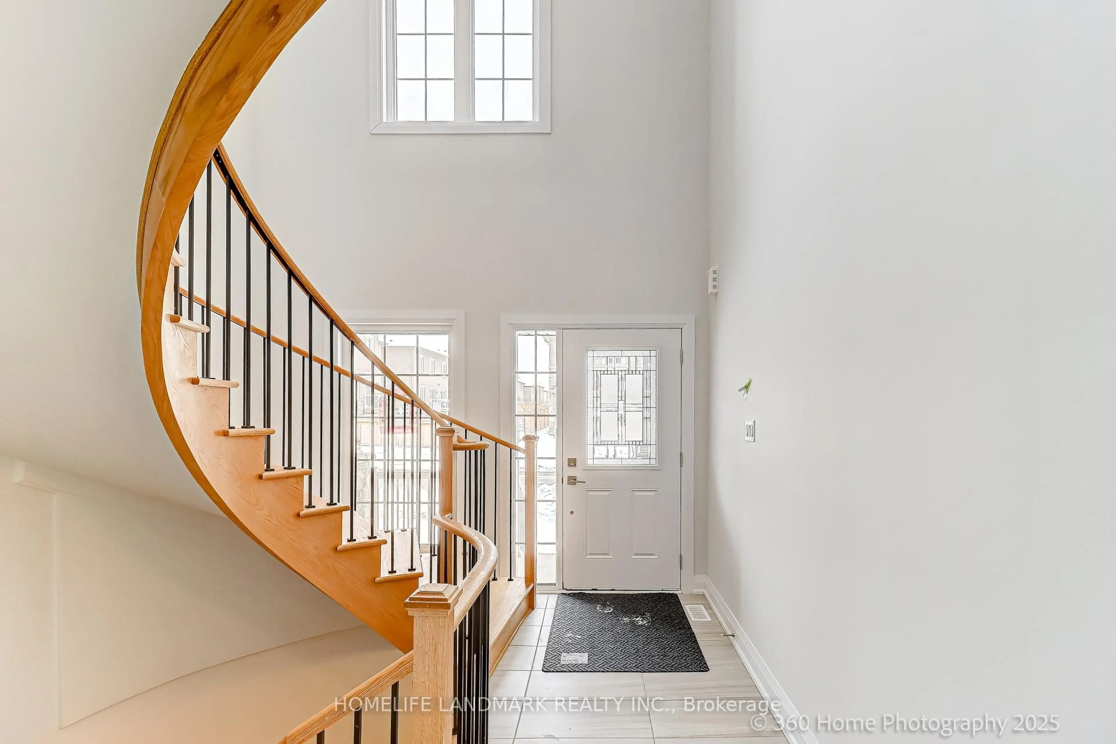 Indoor foyer for 21 Seguin St, Richmond Hill Ontario L4E 2X5