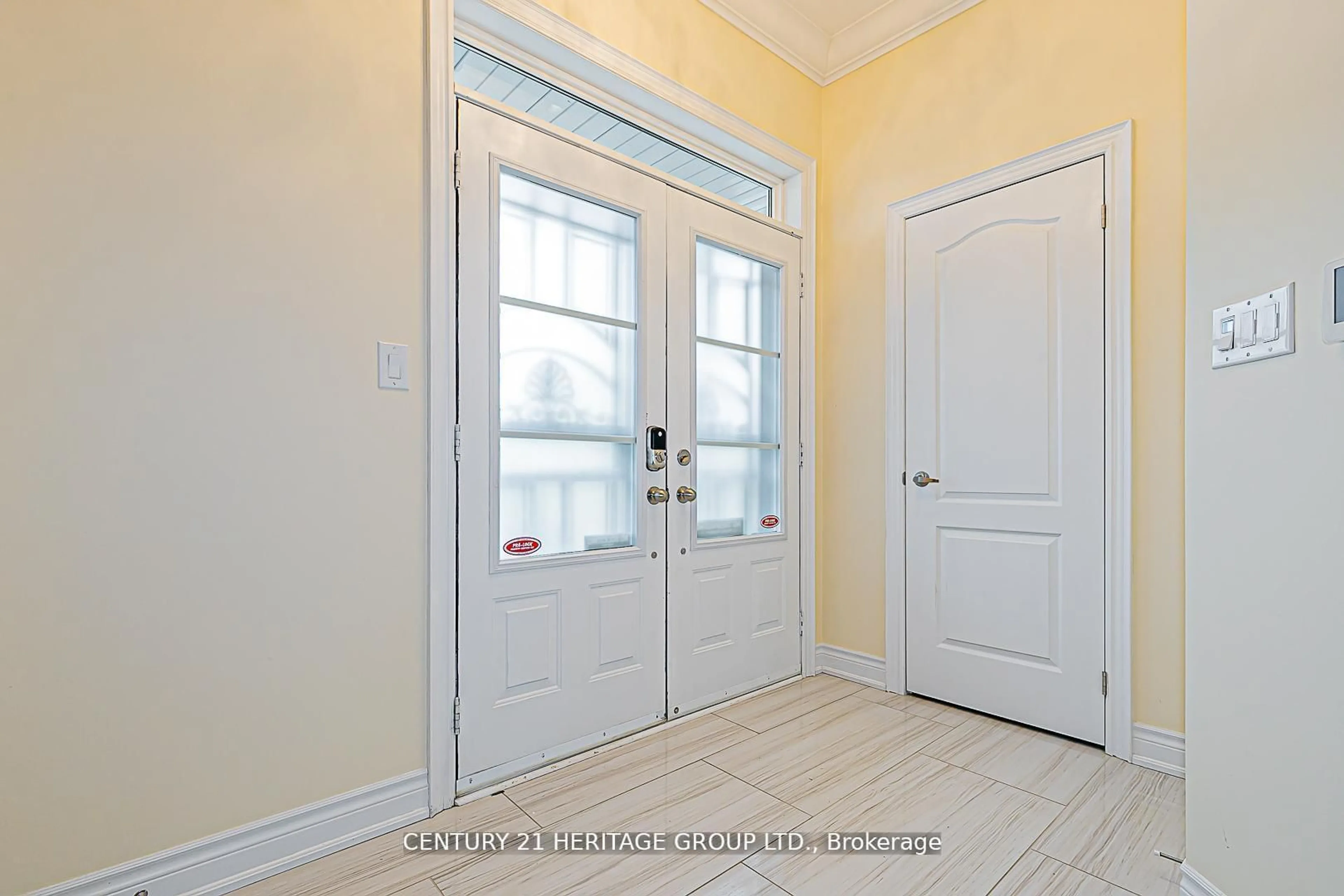 Indoor entryway for 2 Roy Harper Ave, Aurora Ontario L4G 0V4