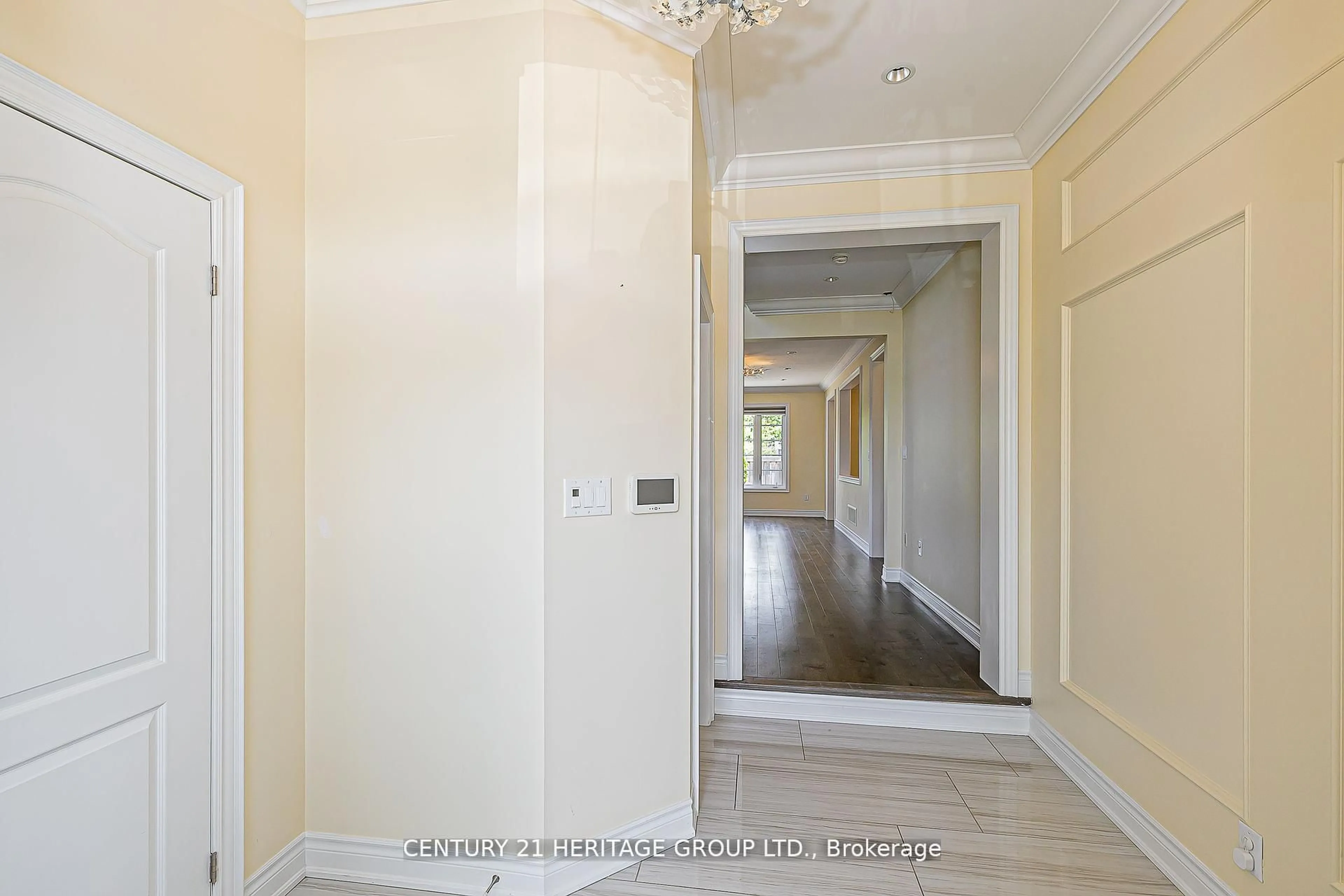 Indoor foyer for 2 Roy Harper Ave, Aurora Ontario L4G 0V4