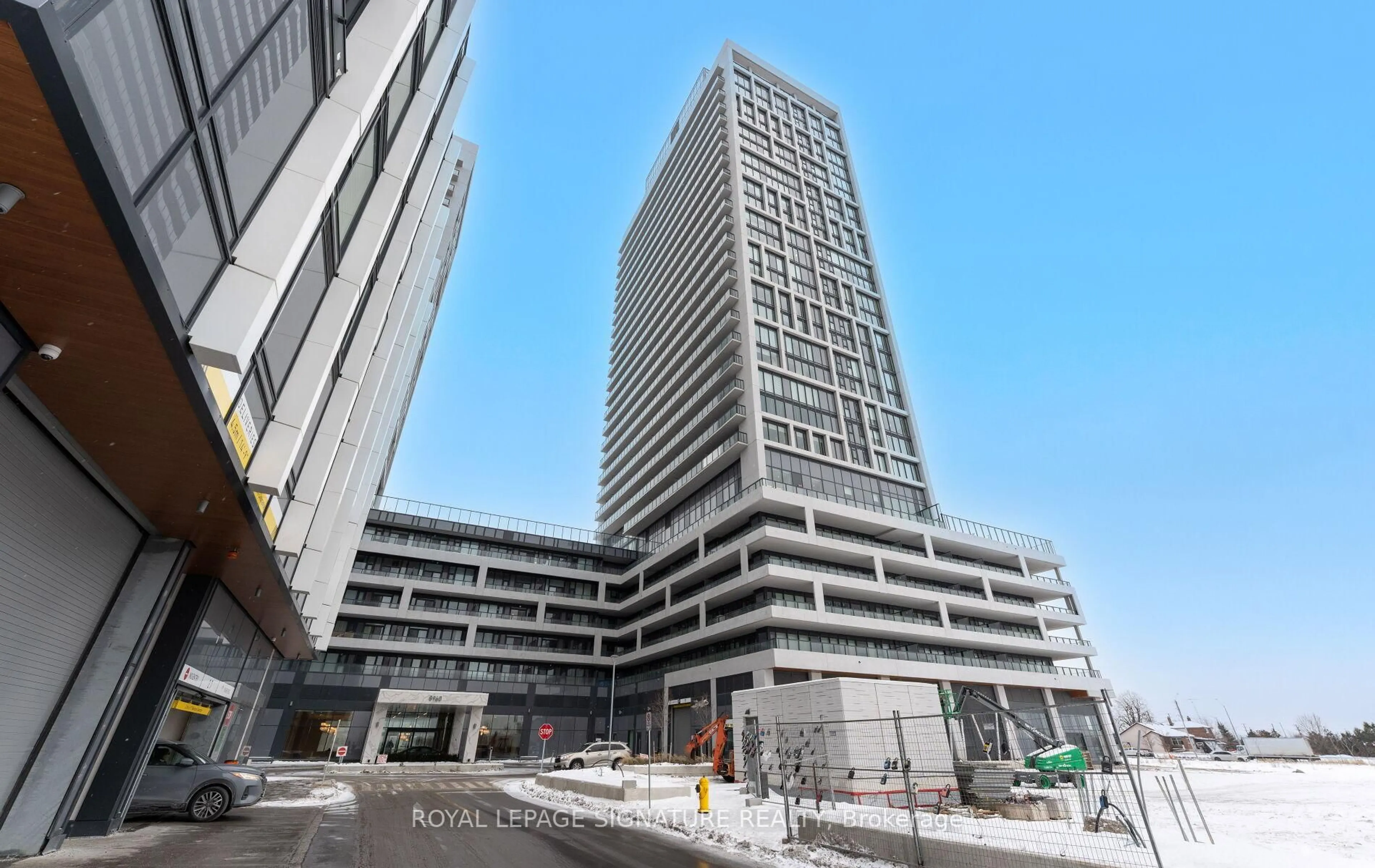 Indoor foyer for 8960 Jane St #1922, Vaughan Ontario L4K 2M9