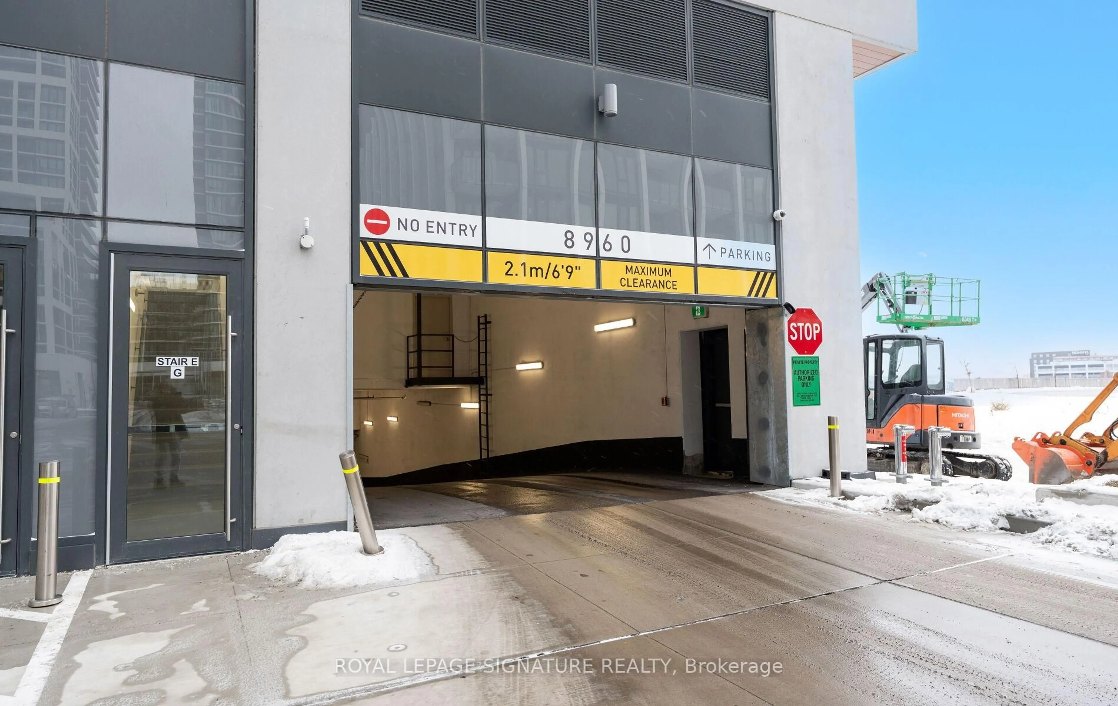 Indoor foyer for 8960 Jane St #1922, Vaughan Ontario L4K 2M9