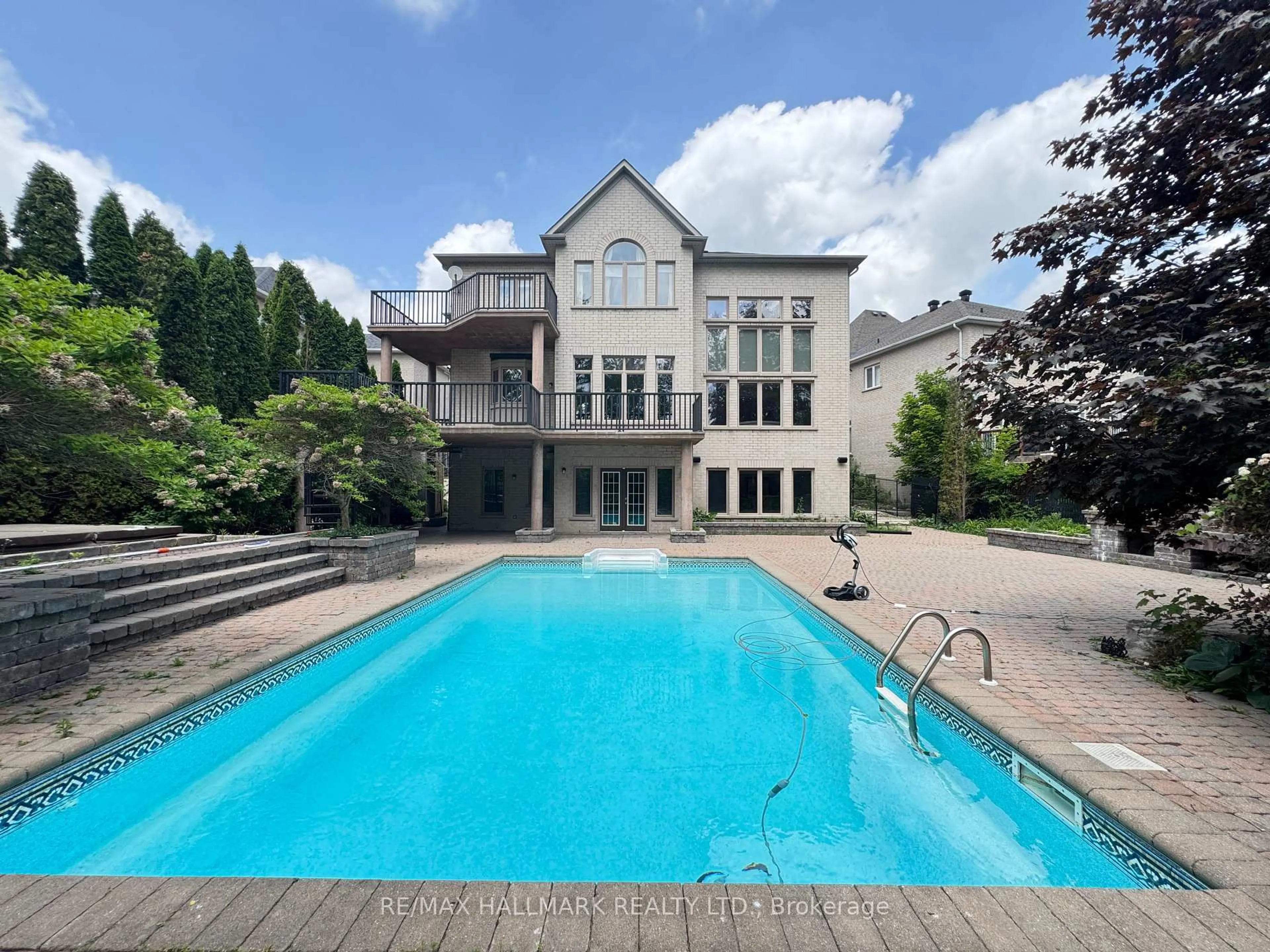 Pool for 383 Paradelle Dr, Richmond Hill Ontario L4E 4R8