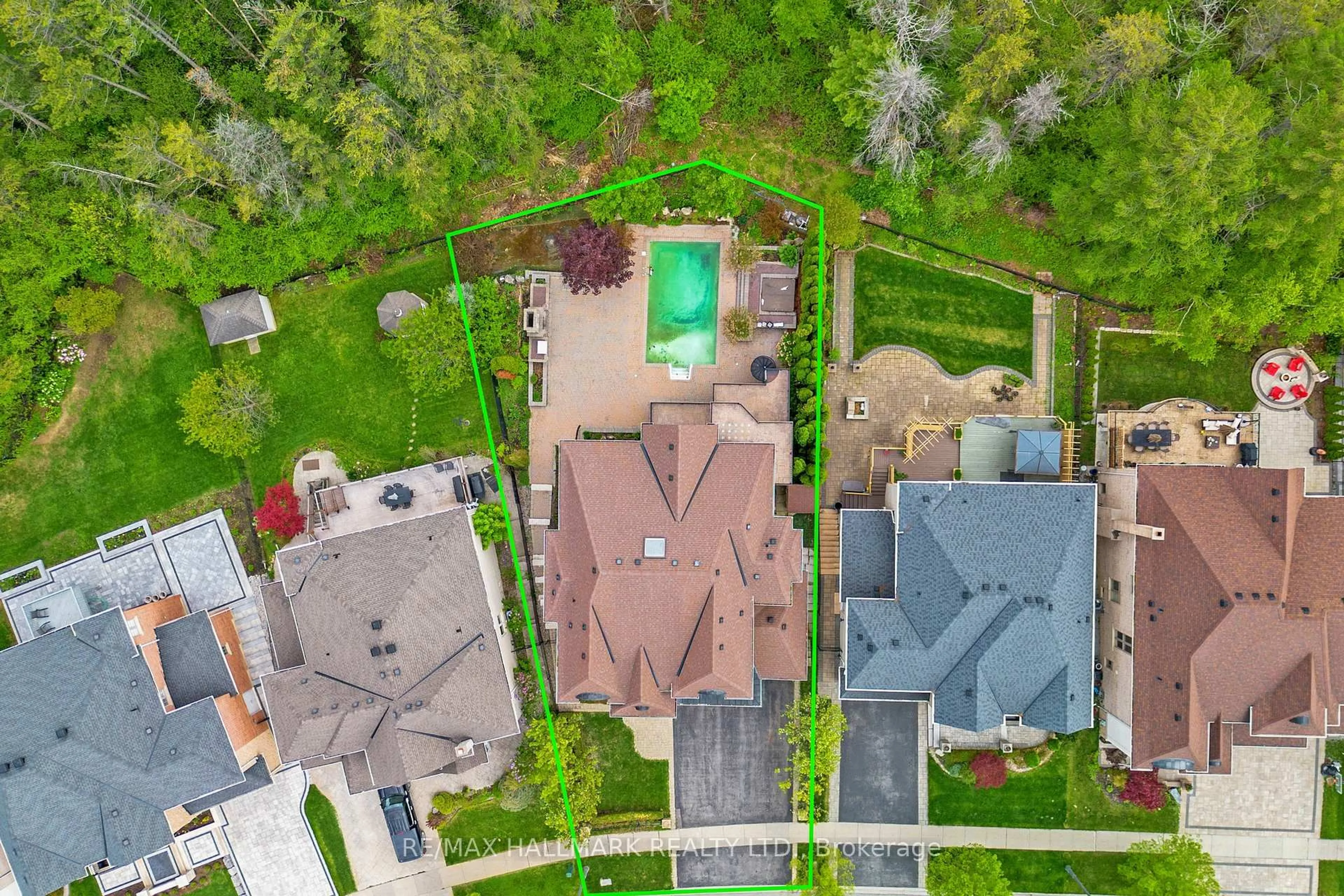 A pic from outside/outdoor area/front of a property/back of a property/a pic from drone, unknown for 383 Paradelle Dr, Richmond Hill Ontario L4E 4R8