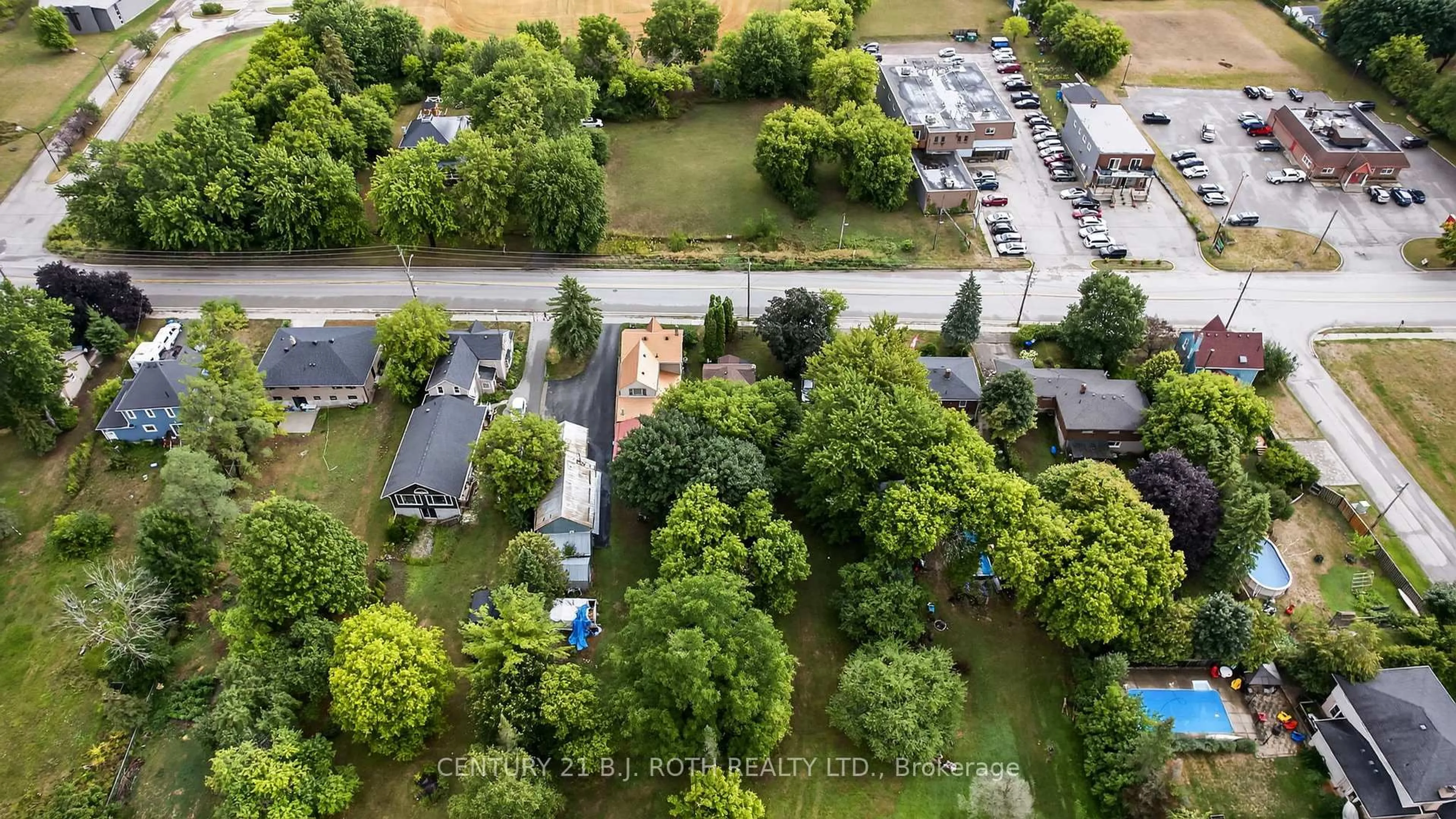 A pic from outside/outdoor area/front of a property/back of a property/a pic from drone, unknown for 46 King St, Innisfil Ontario L0L 1L0