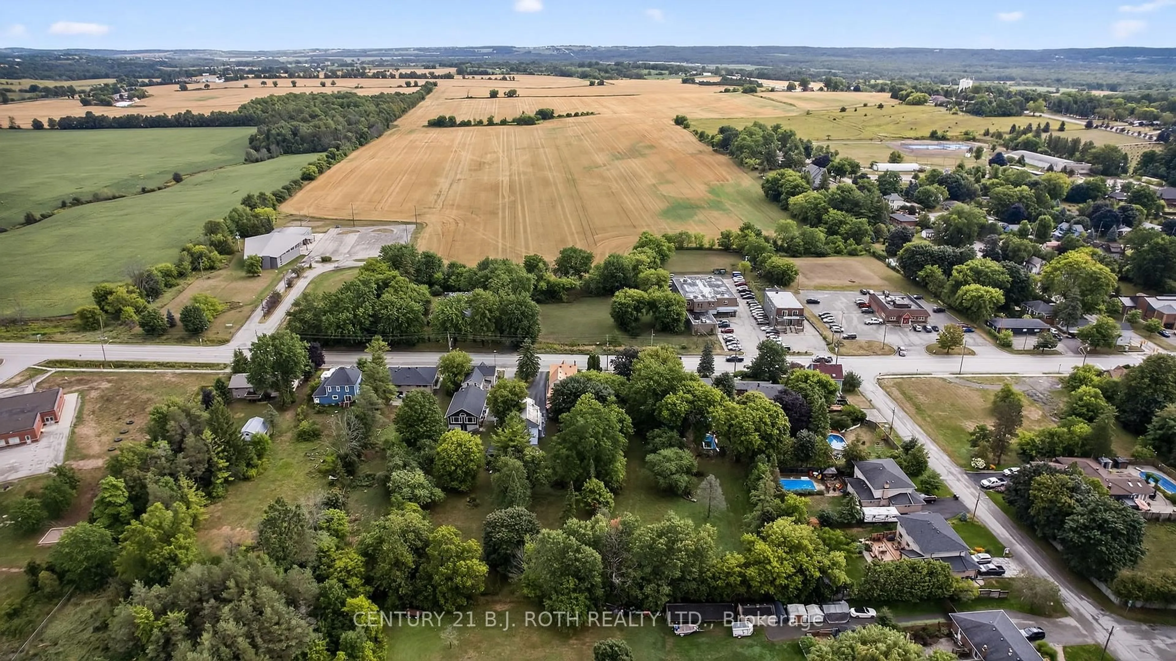 A pic from outside/outdoor area/front of a property/back of a property/a pic from drone, unknown for 46 King St, Innisfil Ontario L0L 1L0
