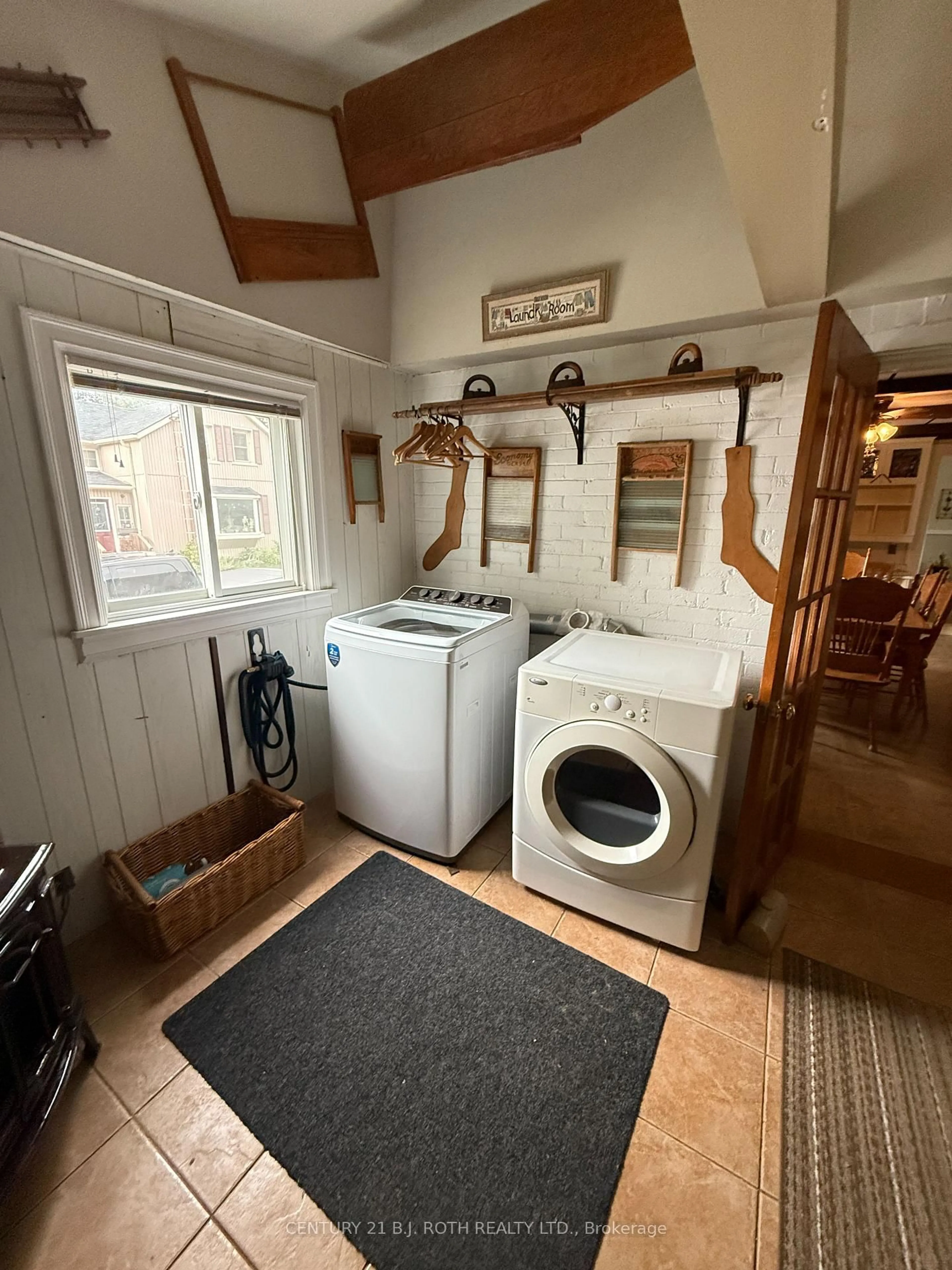 Laundry room for 46 King St, Innisfil Ontario L0L 1L0
