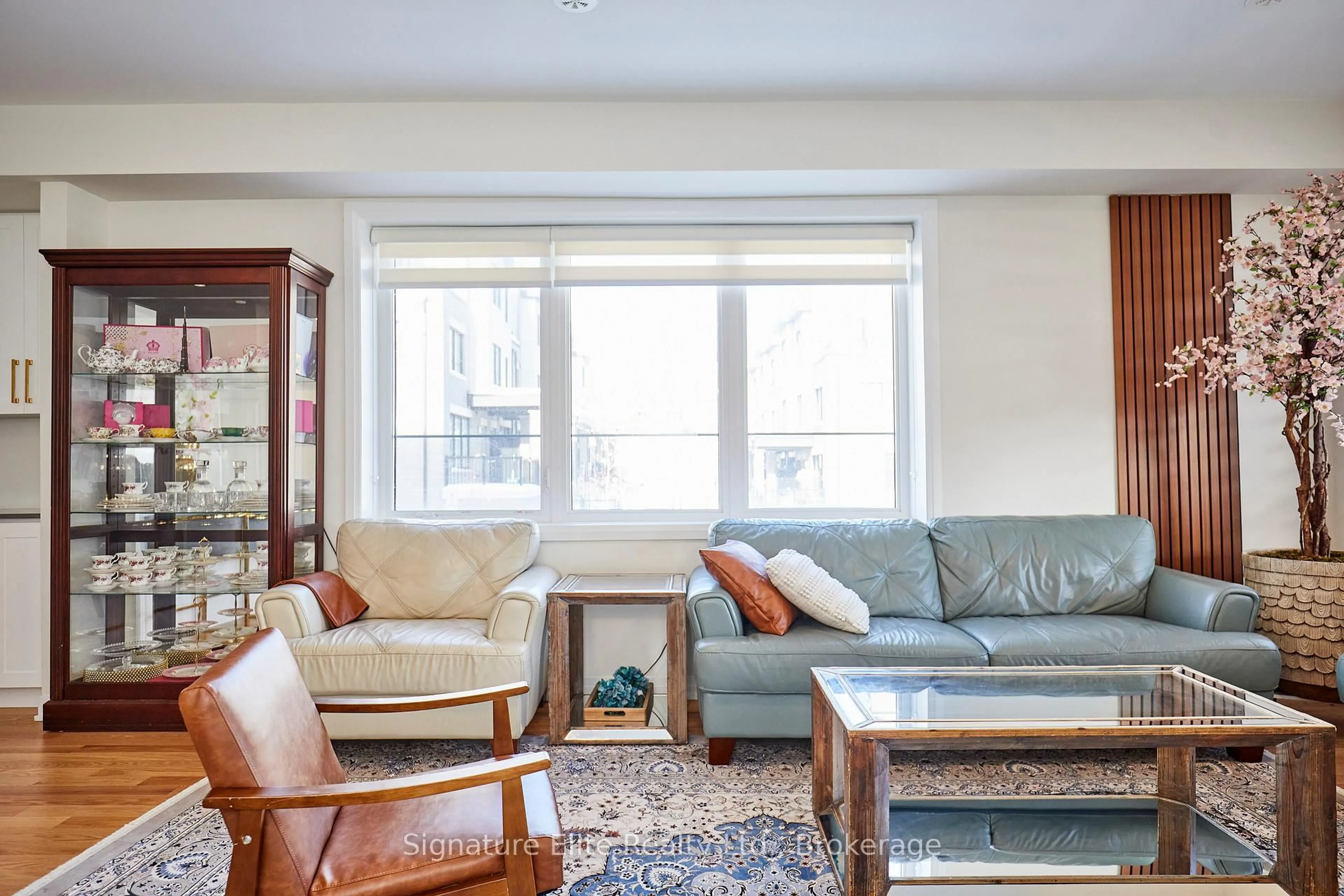 Living room with furniture, unknown for 70 Baynes Way #8, Bradford West Gwillimbury Ontario L3Z 4M3