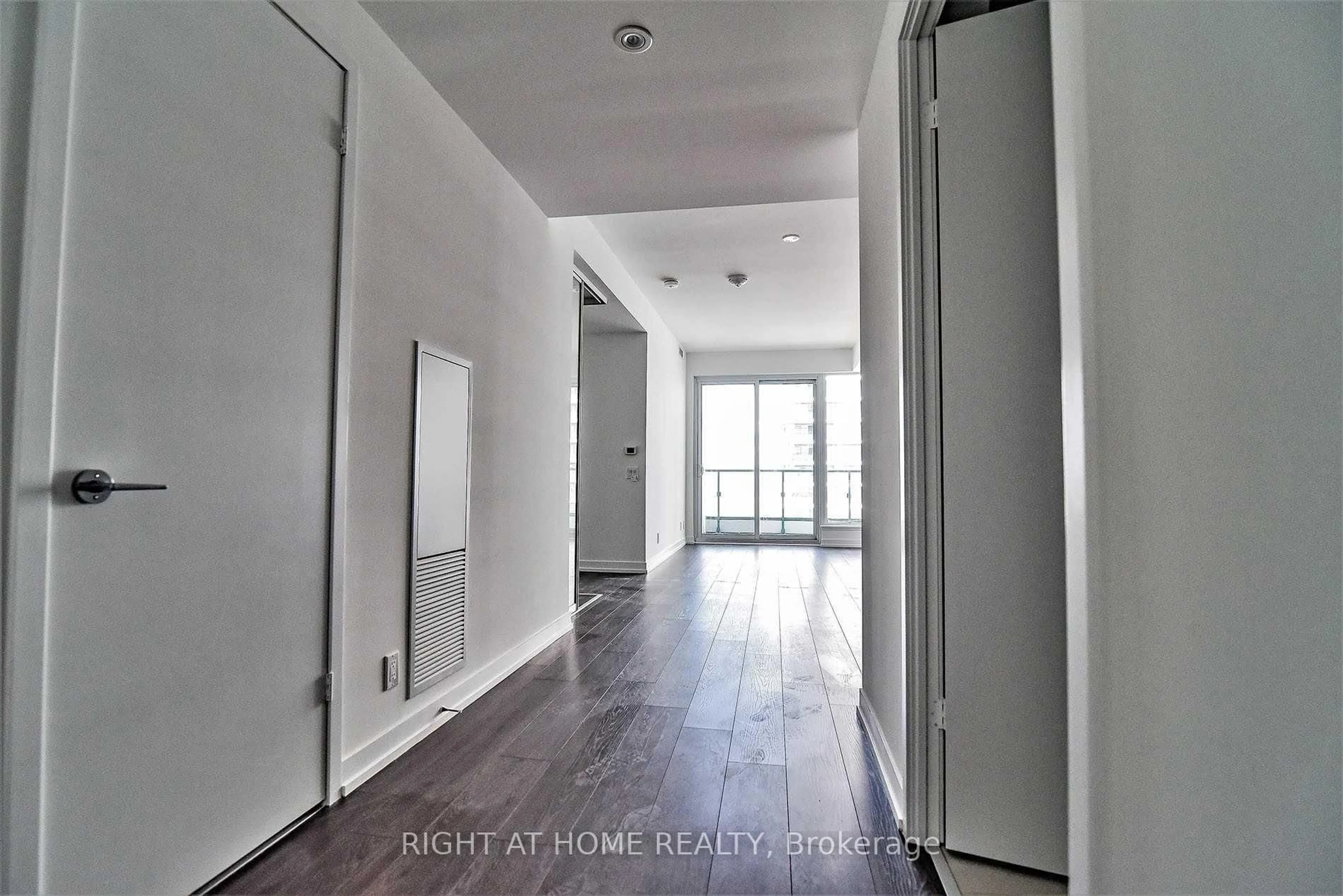 Indoor entryway for 5 Buttermill Ave #4701, Vaughan Ontario L4K 0J5