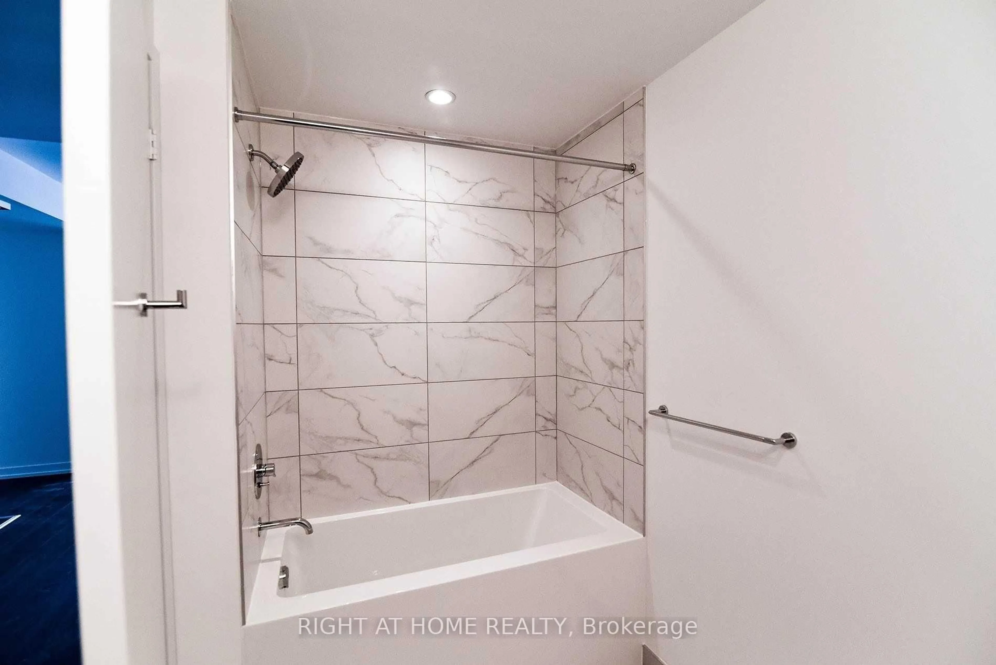 Standard bathroom, ceramic/tile floor for 5 Buttermill Ave #4701, Vaughan Ontario L4K 0J5