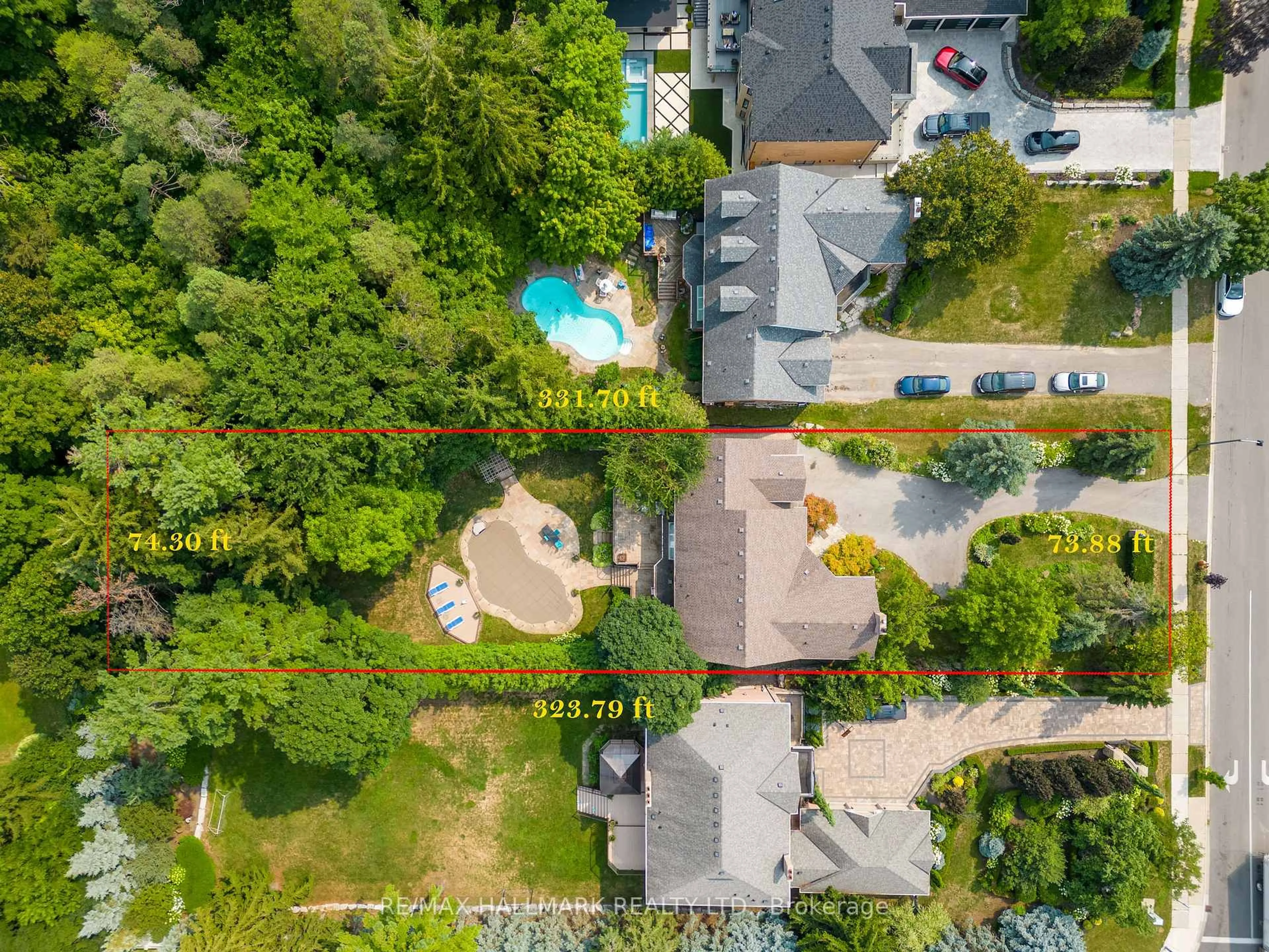 A pic from outside/outdoor area/front of a property/back of a property/a pic from drone, street for 384 Kennedy St, Aurora Ontario L4G 5M6