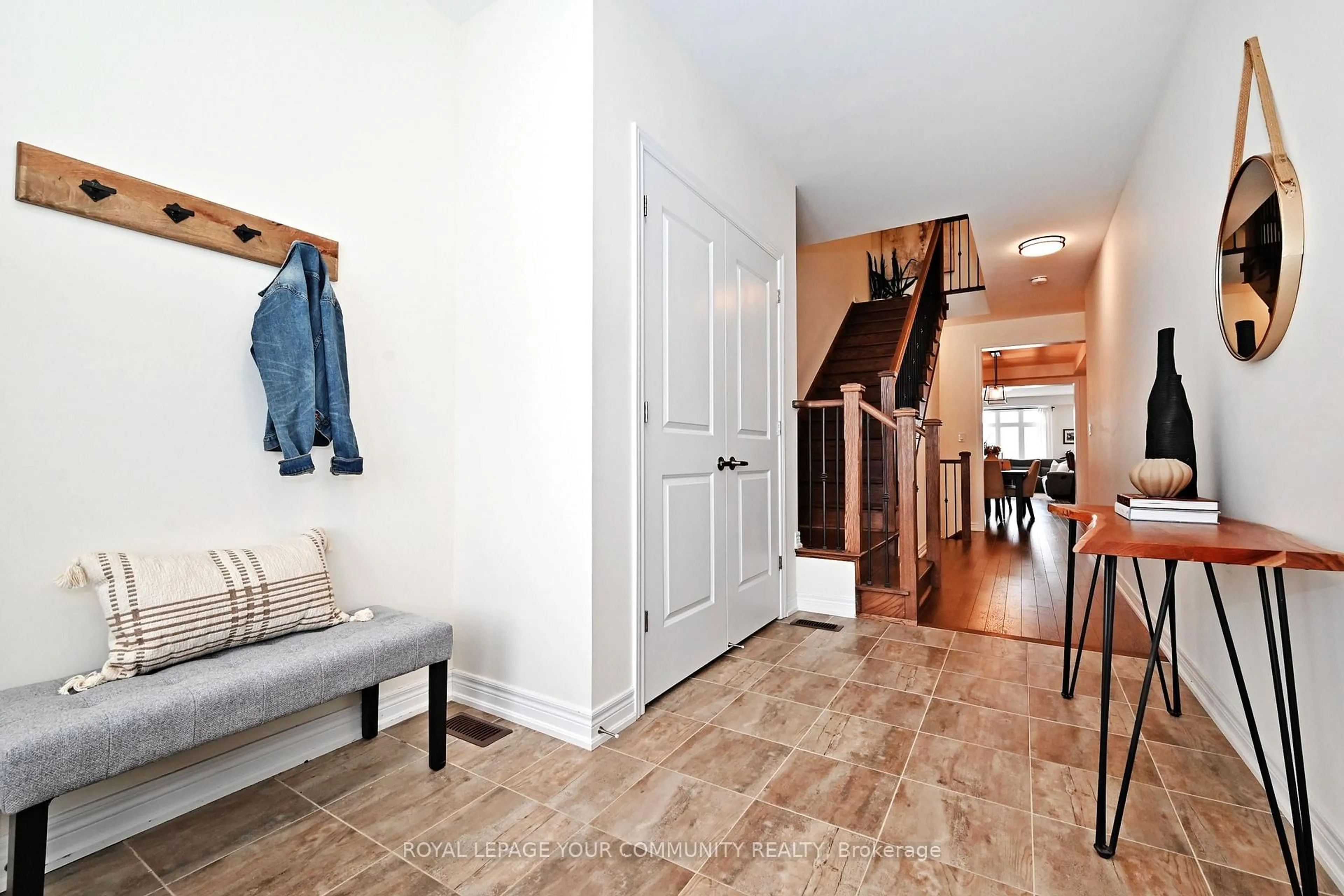 Indoor entryway for 311 Silk Twist Dr, East Gwillimbury Ontario L9N 0V4