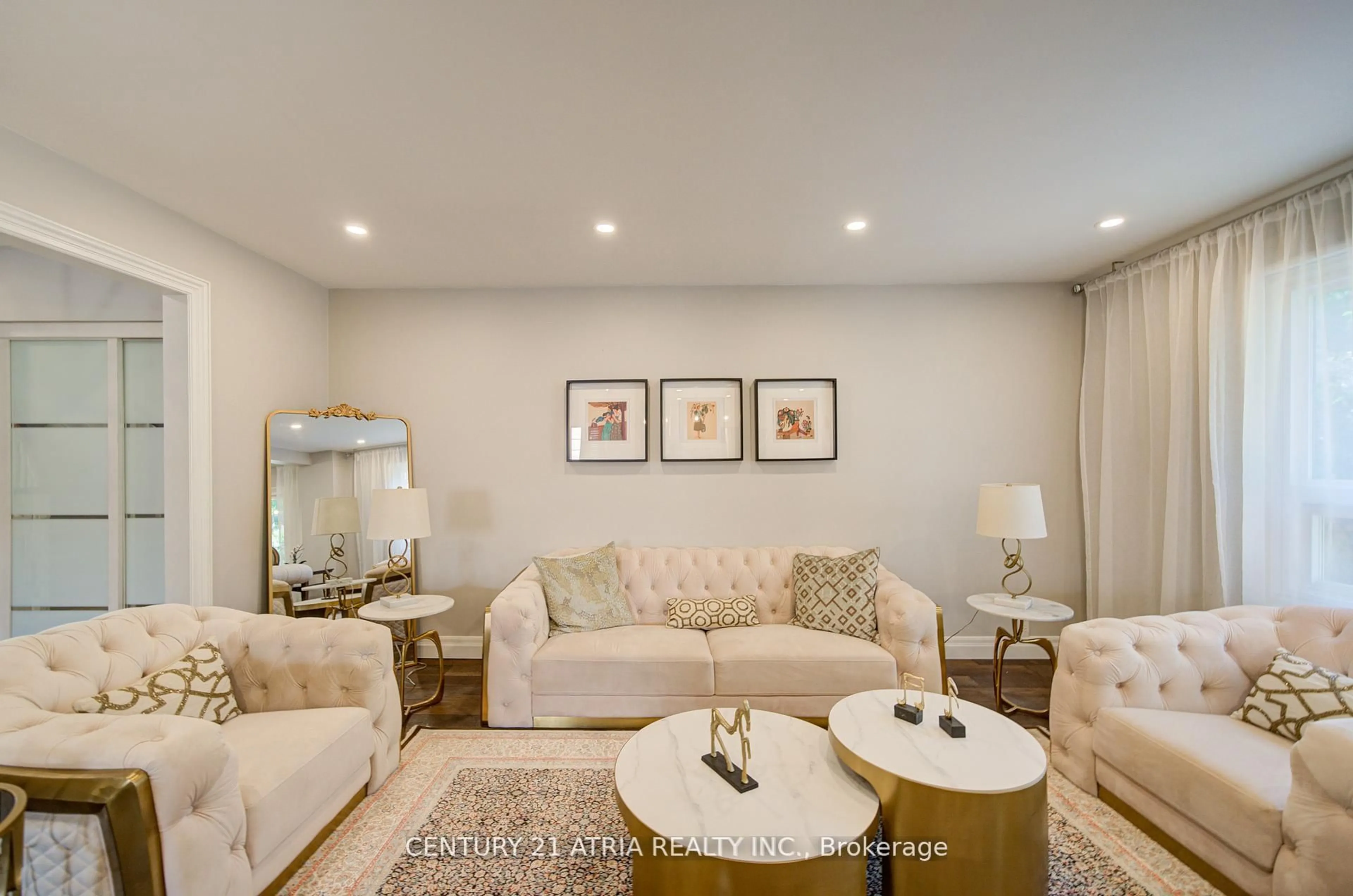 Living room with furniture, unknown for 18 Park Lane Circ, Richmond Hill Ontario L4C 6S8