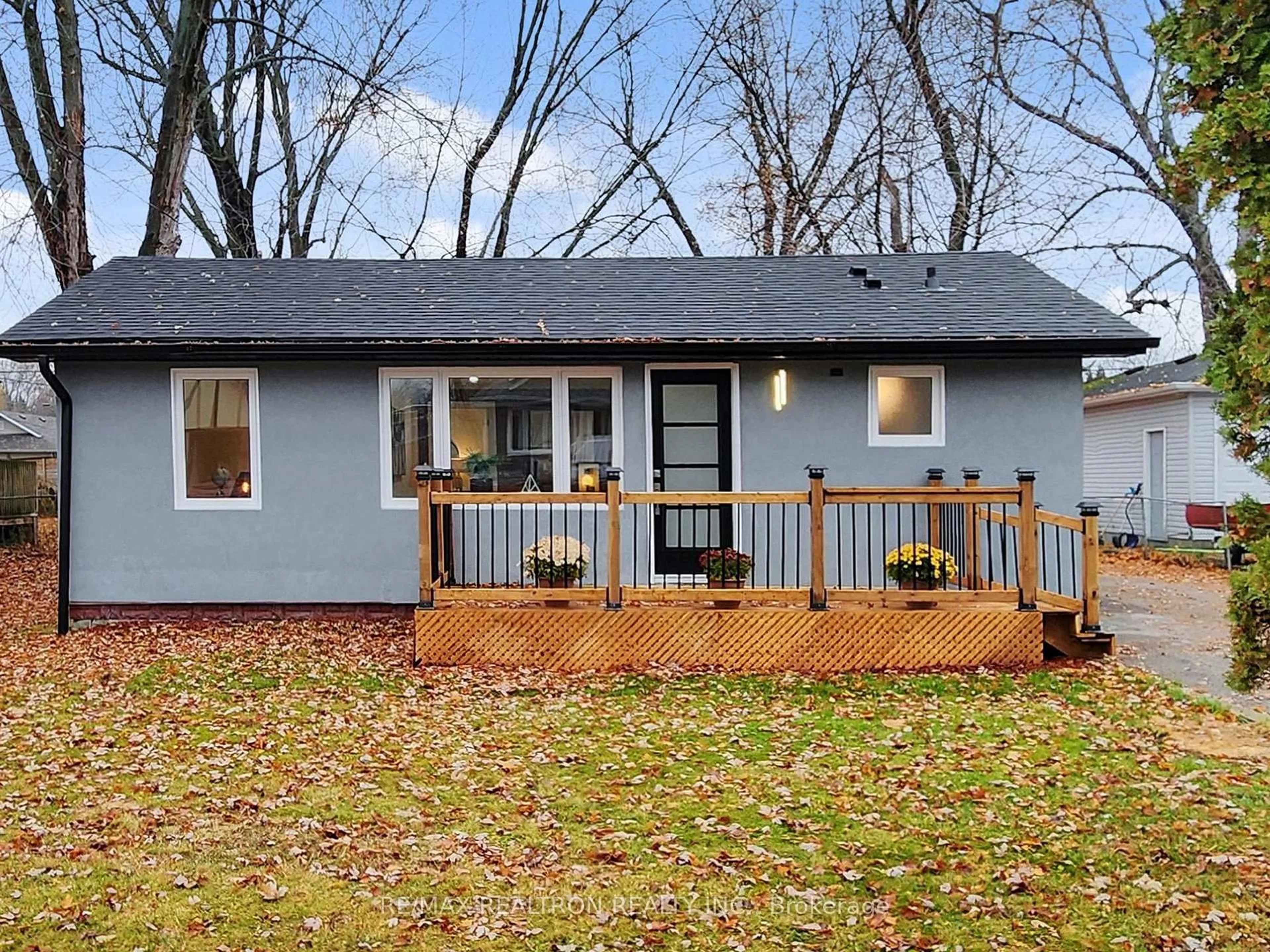 Home with vinyl exterior material, unknown for 267 Pine Beach Dr, Georgina Ontario L4P 2V7