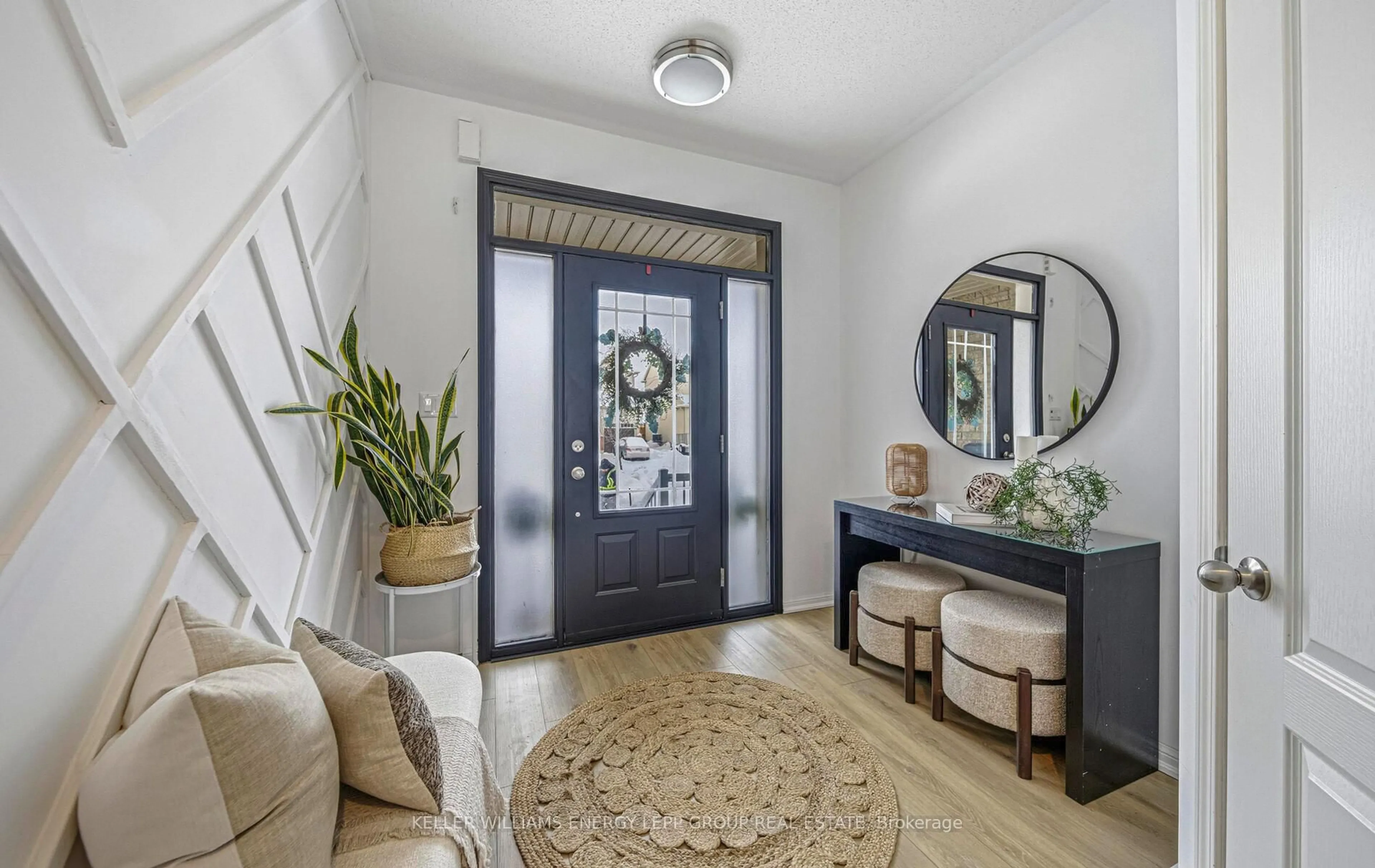 Indoor entryway for 17 Don Hadden Cres, Brock Ontario L0C 1H0