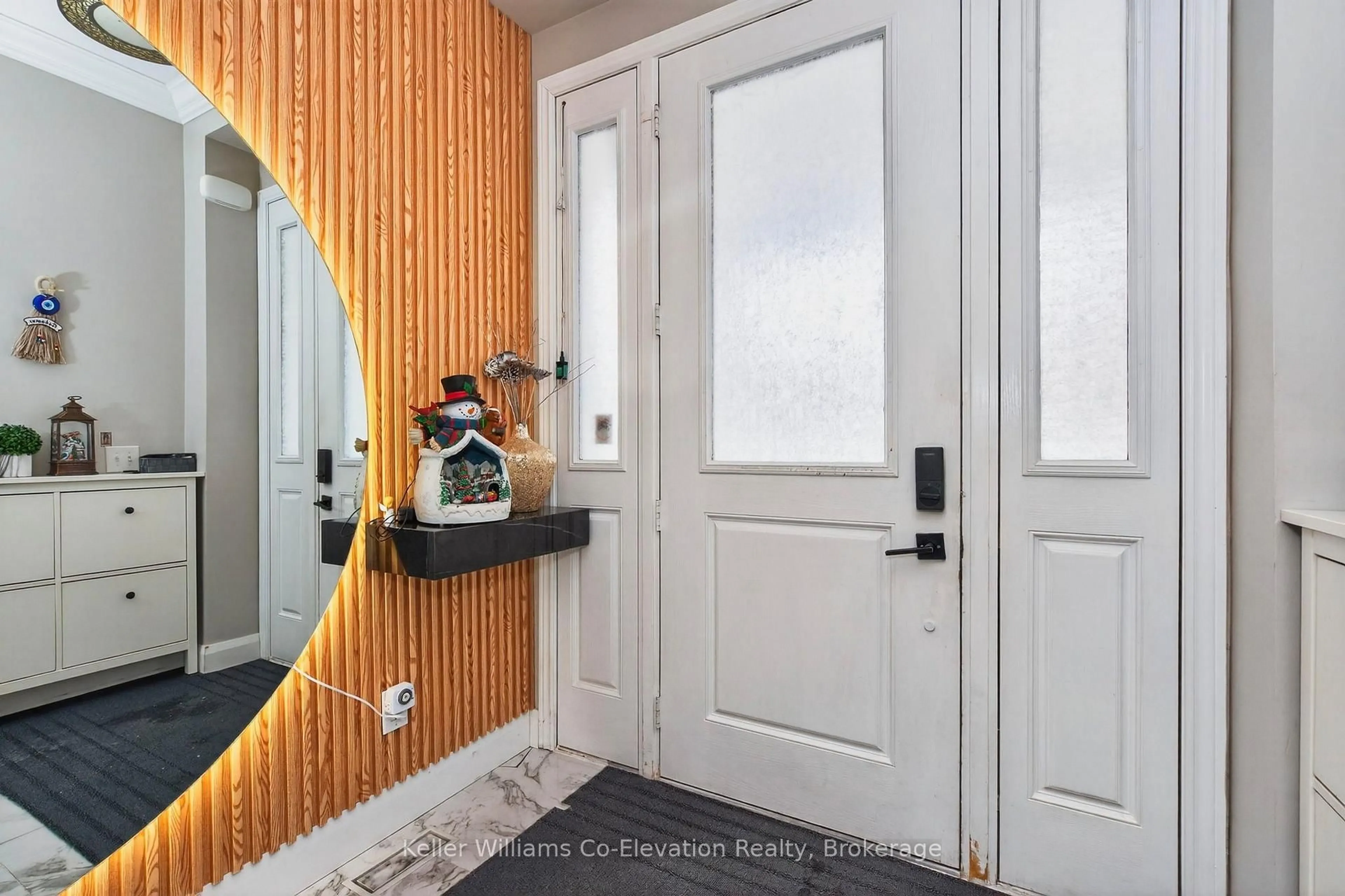 Indoor entryway for 49 Gosnel Circ, Bradford West Gwillimbury Ontario L3Z 0G2