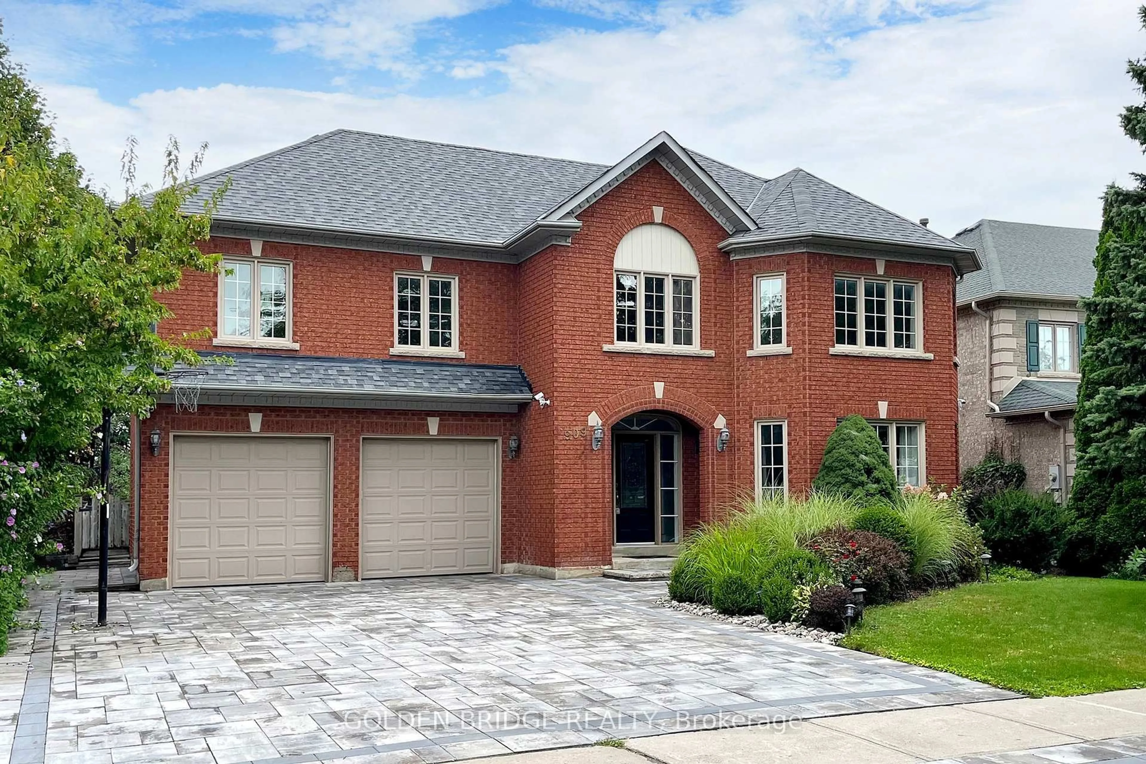 Home with brick exterior material, street for 909 Stonehaven Ave, Newmarket Ontario L3X 1P2