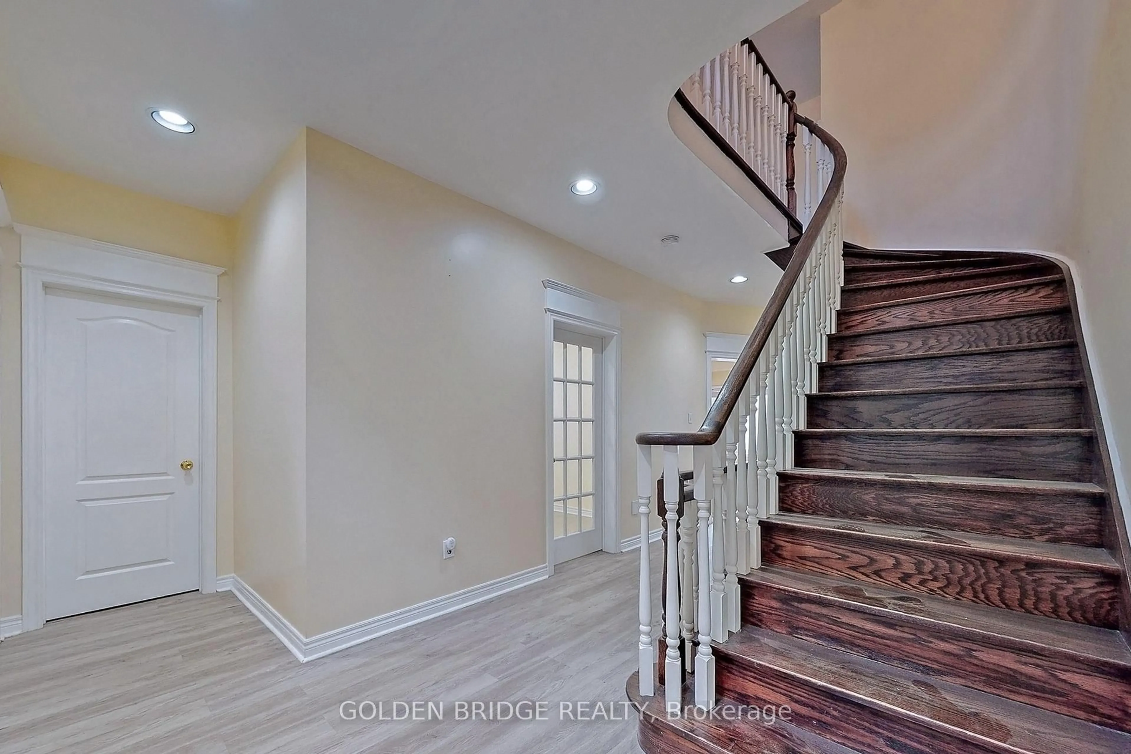 Indoor entryway for 150 Larratt Lane, Richmond Hill Ontario L4C 0E7